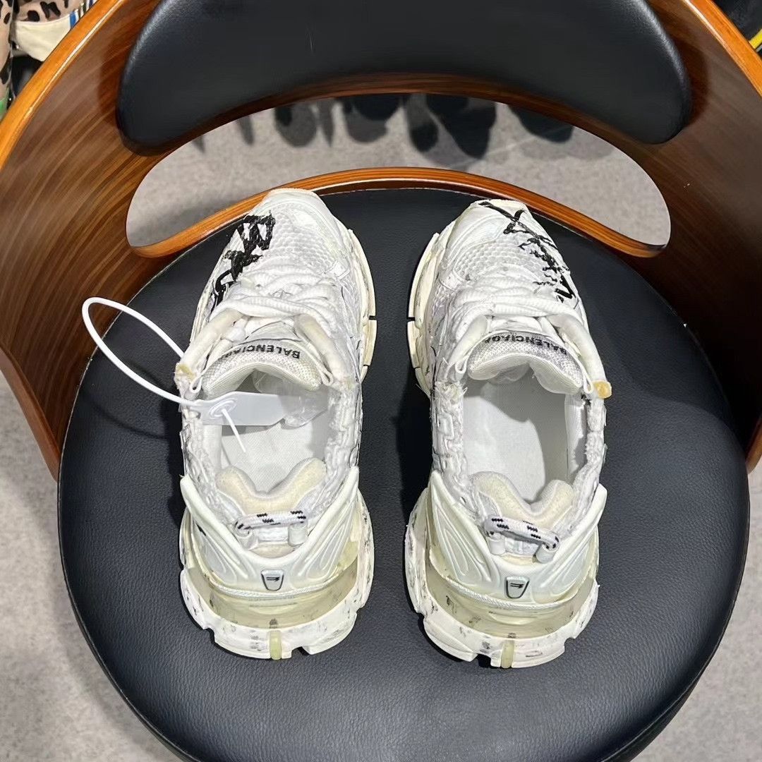 Balenciaga Balenciaga Runner Graffiti Distressed Size US 5 / IT 35 - 7 Thumbnail