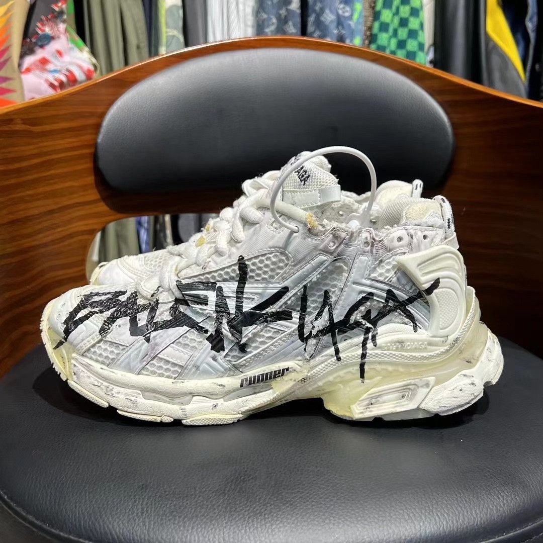 Balenciaga Balenciaga Runner Graffiti Distressed Size US 5 / IT 35 - 6 Thumbnail