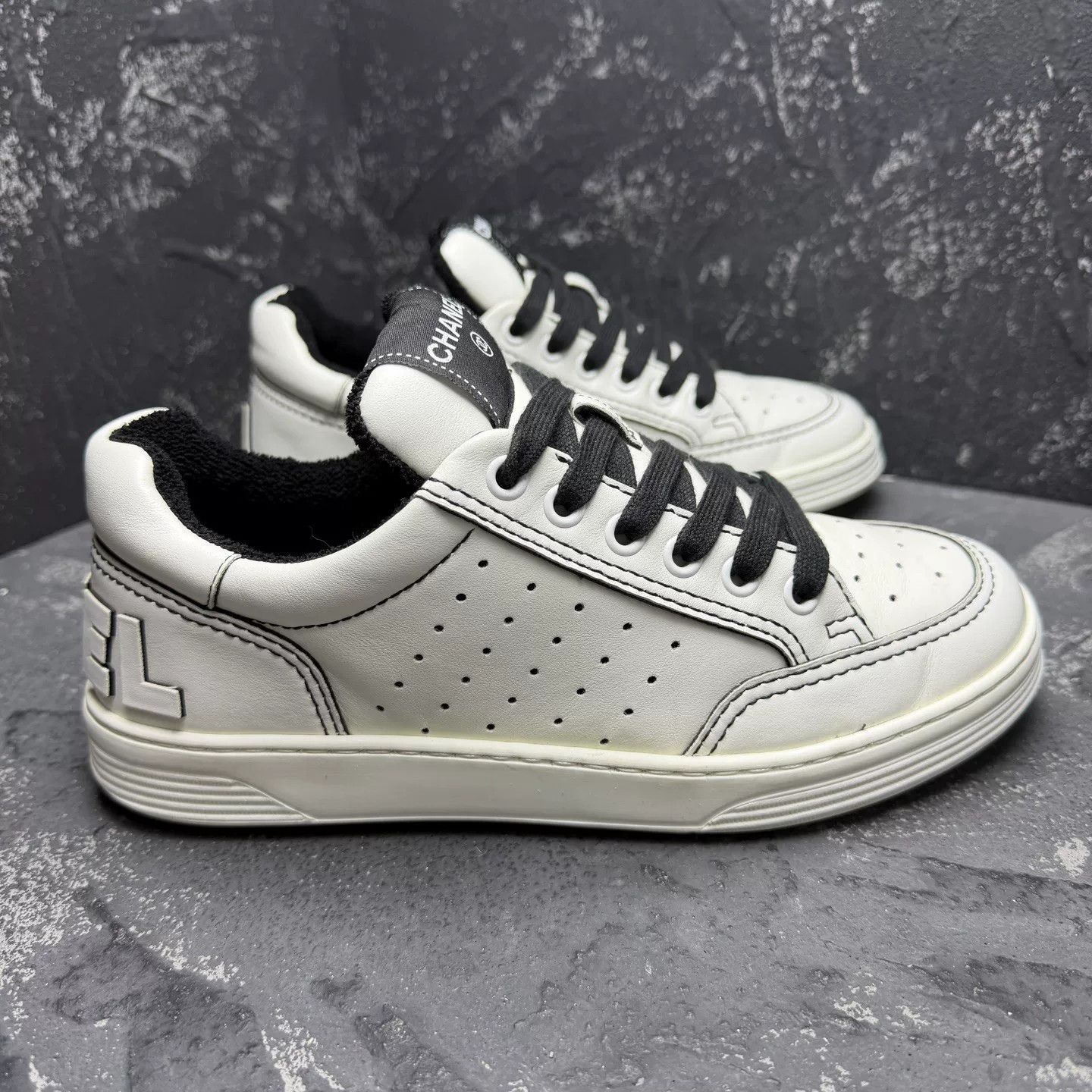 Chanel CHANEL 22P Black White Sneakers Size US 5 / IT 35 - 4 Thumbnail