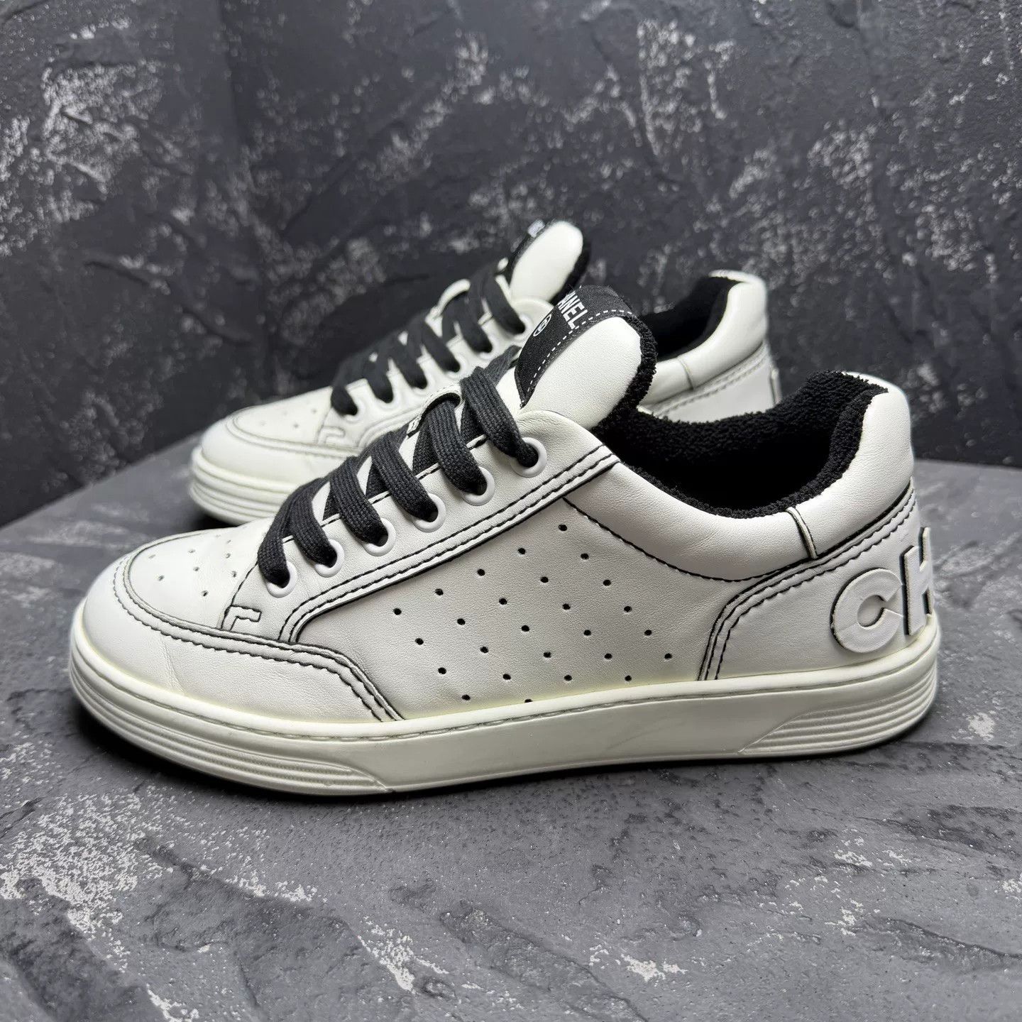Chanel CHANEL 22P Black White Sneakers Size US 5 / IT 35 - 2 Thumbnail