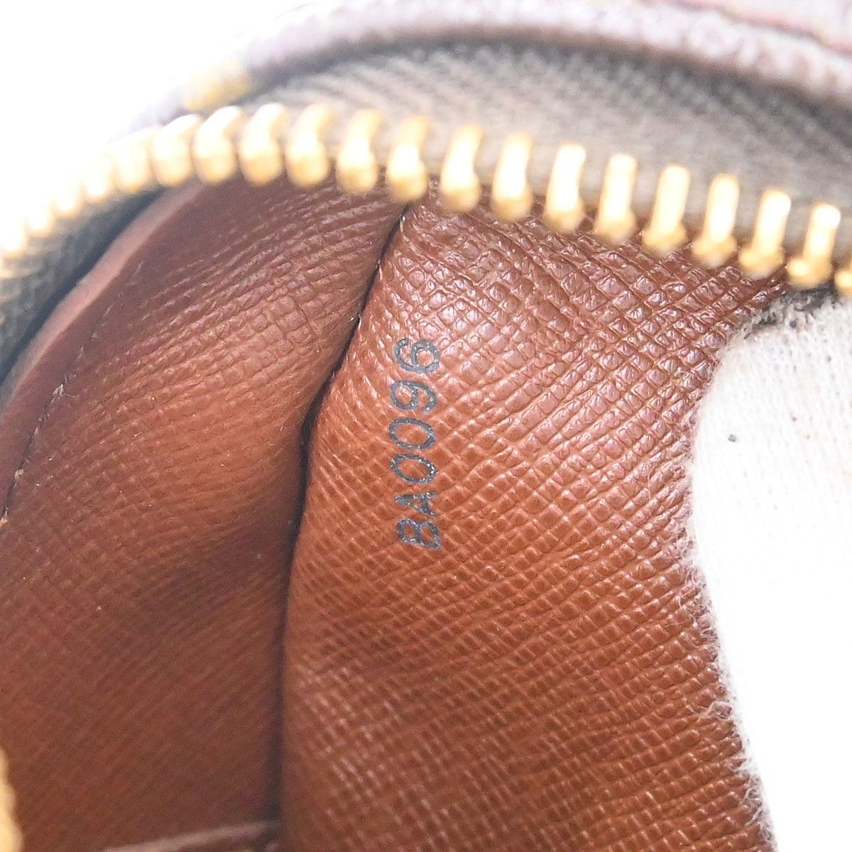 Louis Vuitton Louis Vuitton Blois Handbag Monogram Canvas Size ONE SIZE - 5 Thumbnail