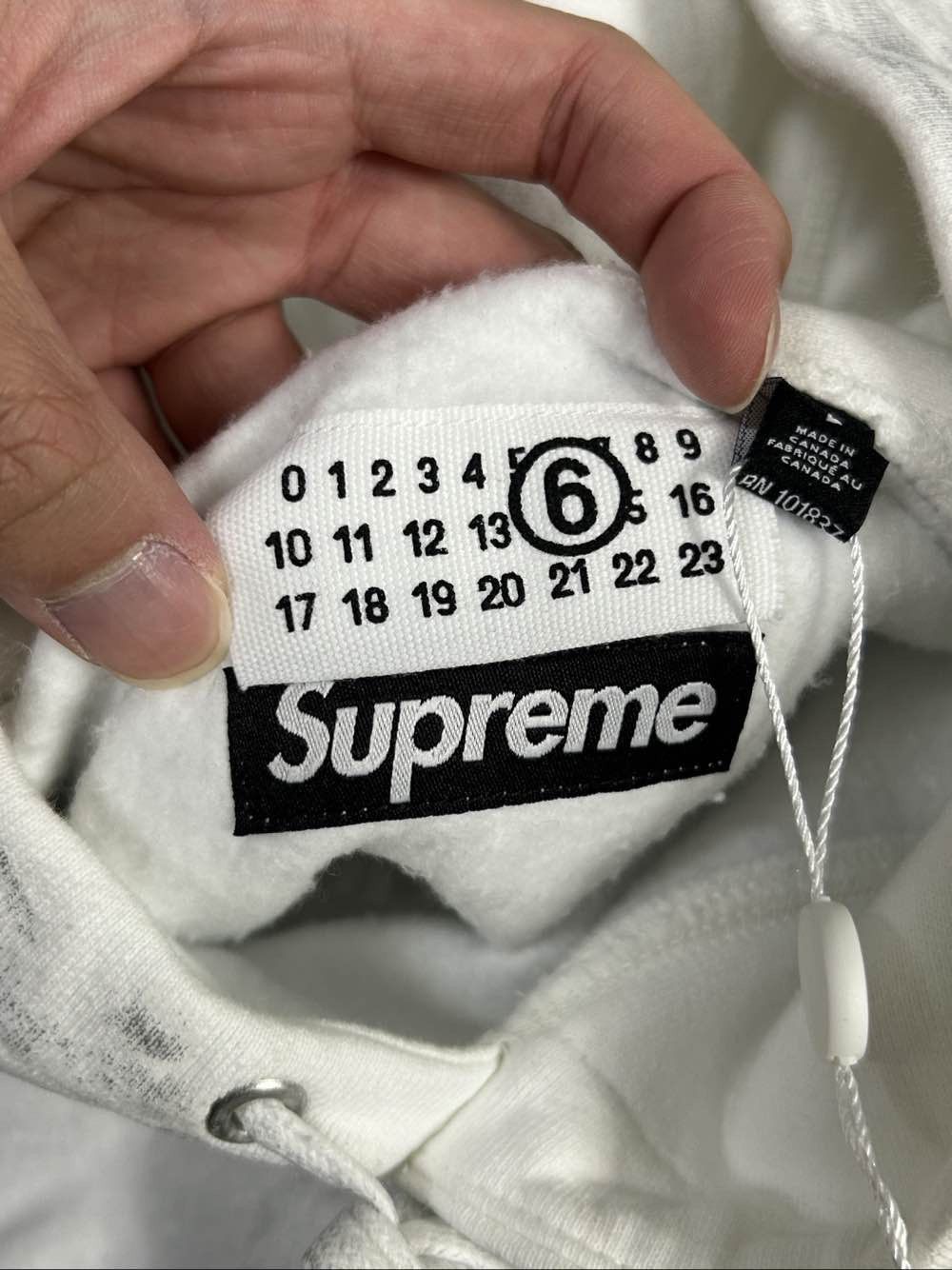 Supreme Supreme x MM6 Maison Margiela Foil Box Logo Hoodie Size L Size US L / EU 52-54 / 3 - 3 Thumbnail