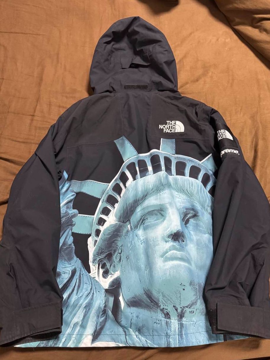 Supreme × The North Face Supreme x The North Face Statue of Liberty Jacket Size L Size US L / EU 52-54 / 3 - 2 Thumbnail