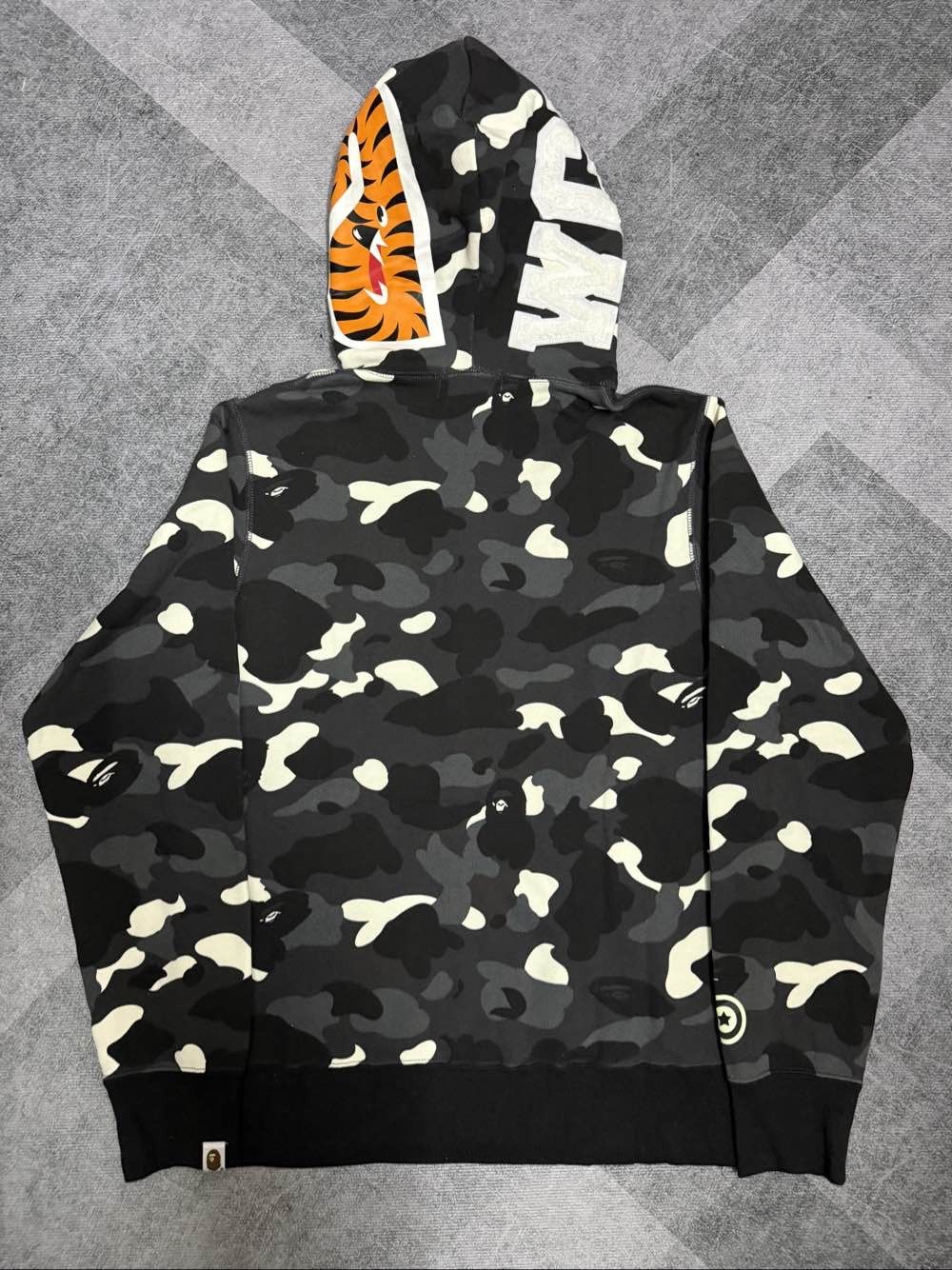 Bape A BATHING APE Camo Shark Hoodie Size M Size US M / EU 48-50 / 2 - 2 Thumbnail