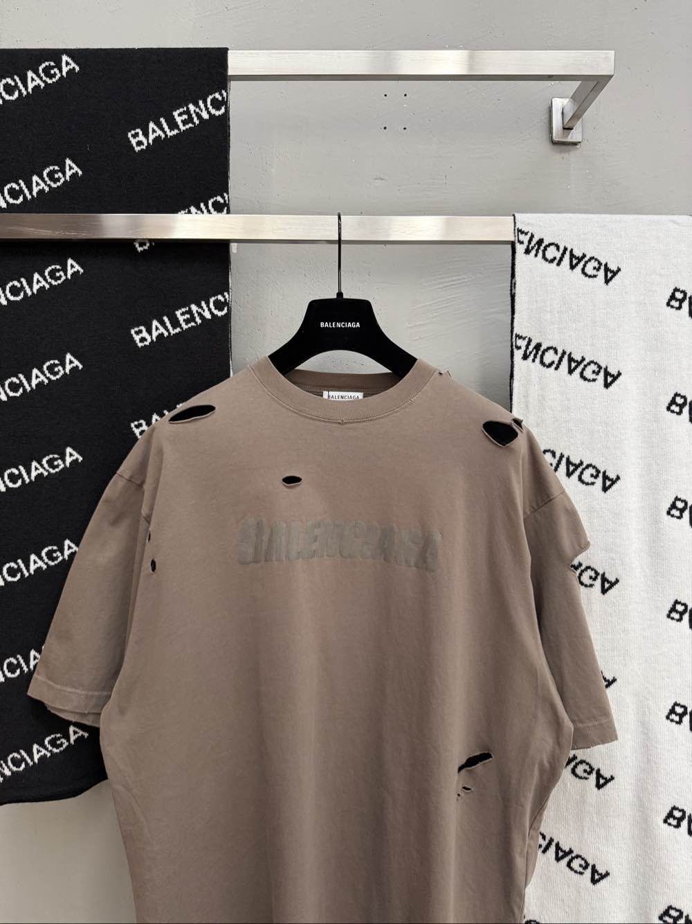Balenciaga Balenciaga Distressed Logo T-Shirt Size M Size US M / EU 48-50 / 2 - 6 Thumbnail