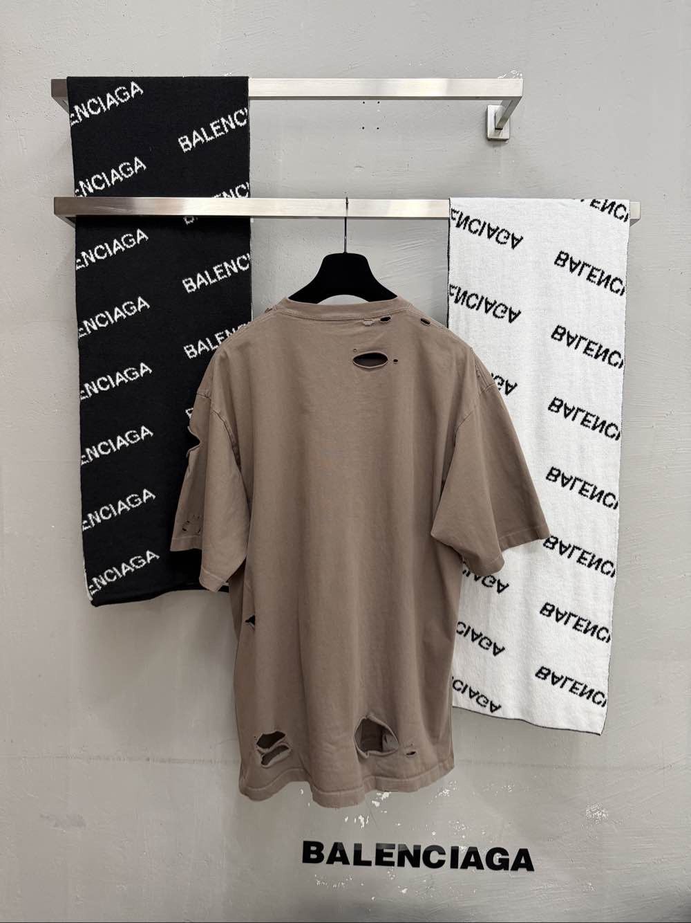 Balenciaga Balenciaga Distressed Logo T-Shirt Size M Size US M / EU 48-50 / 2 - 2 Thumbnail