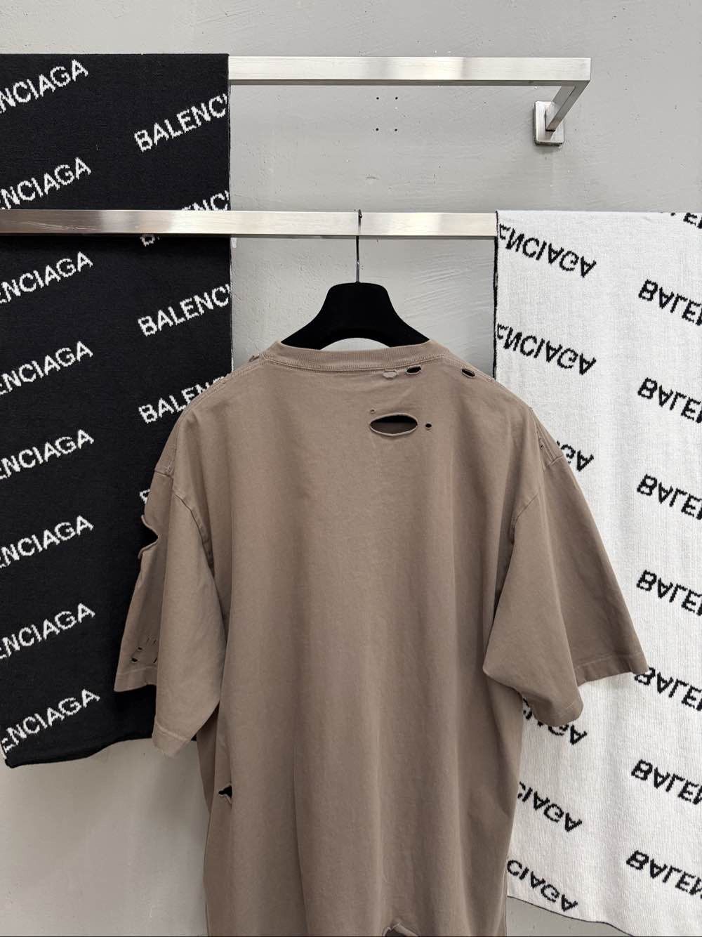 Balenciaga Balenciaga Distressed Logo T-Shirt Size M Size US M / EU 48-50 / 2 - 7 Thumbnail