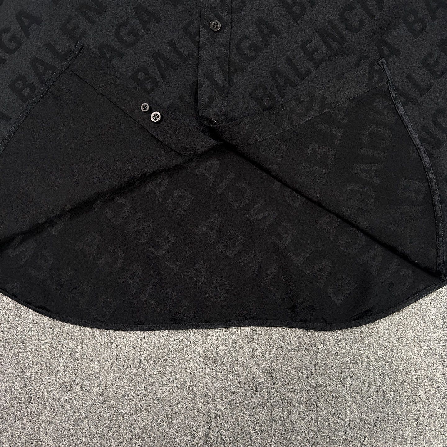 Balenciaga Balenciaga All Over Logo Silk Shirt Size S Size US S / EU 44-46 / 1 - 6 Thumbnail