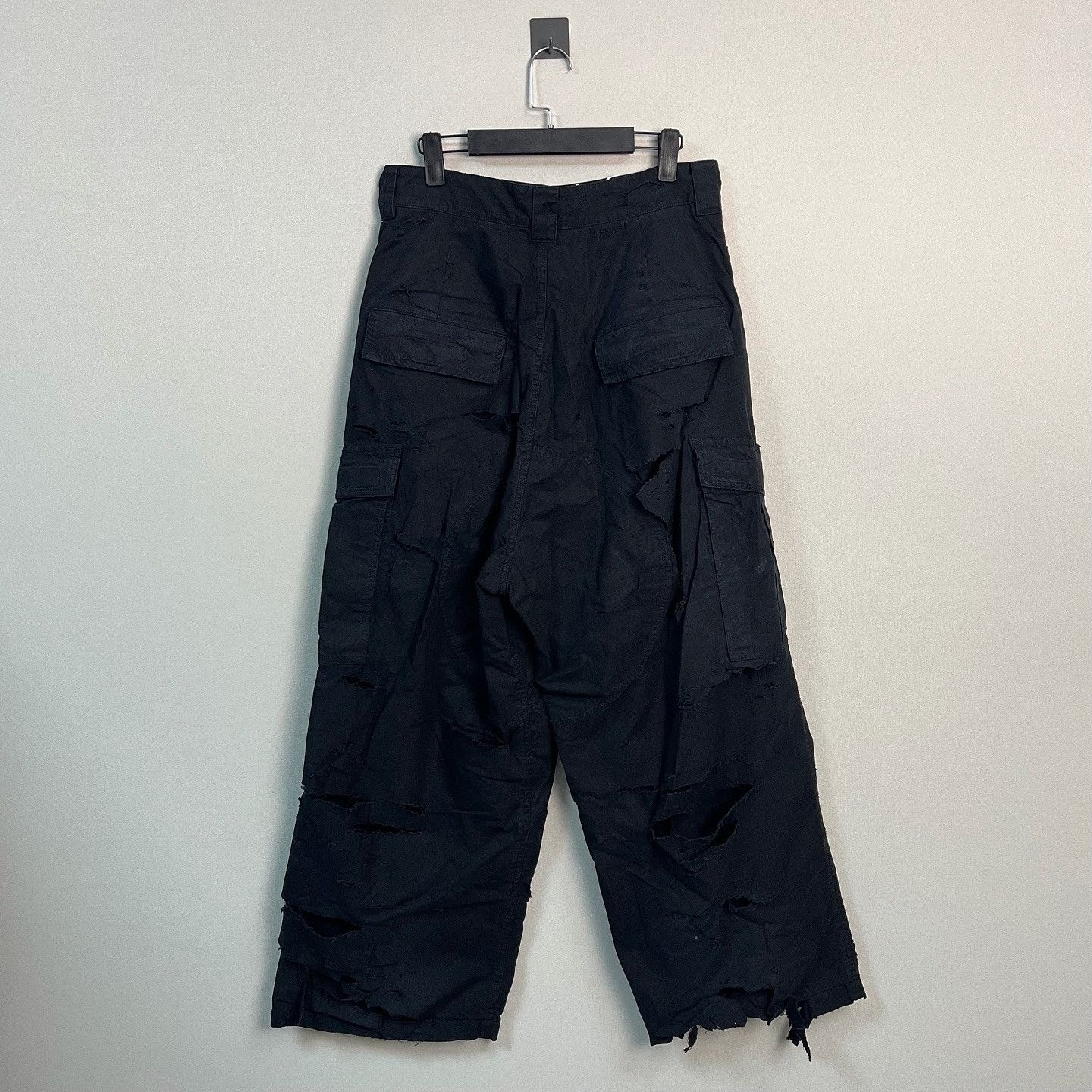 Balenciaga Balenciaga Distressed Ripstop Cargo Pants Size S Size US 30 / EU 46 - 2 Thumbnail