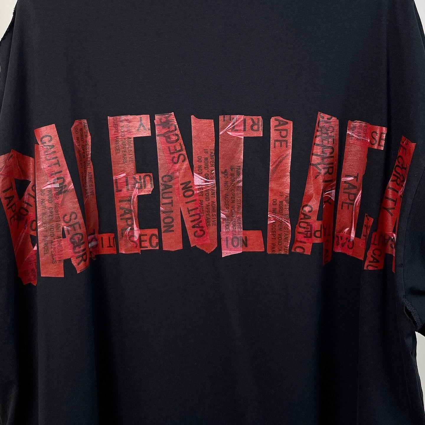 Balenciaga Balenciaga Red Security Tape Logo T-Shirt Size 3 Size US L / EU 52-54 / 3 - 5 Thumbnail