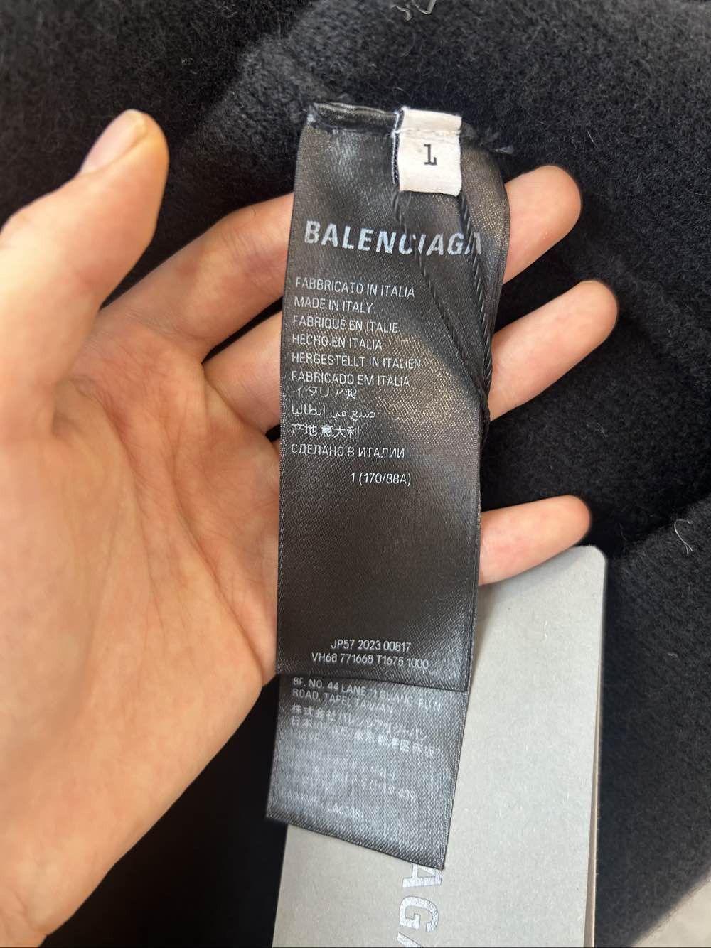 Balenciaga Balenciaga V-Neck Knit Cardigan Size S Size US S / EU 44-46 / 1 - 4 Thumbnail