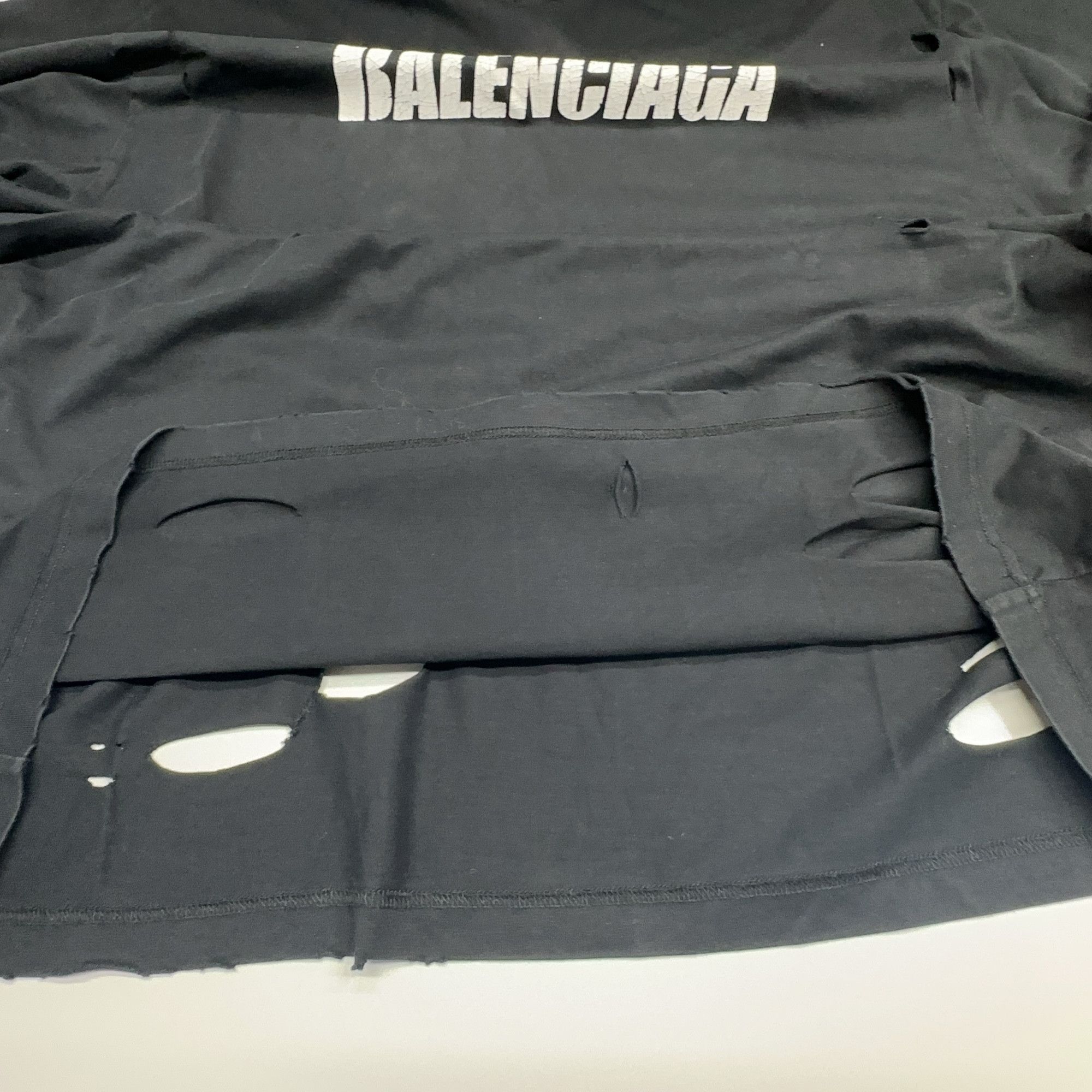 Balenciaga Balenciaga Distressed Logo T-Shirt Size S Size US S / EU 44-46 / 1 - 7 Thumbnail