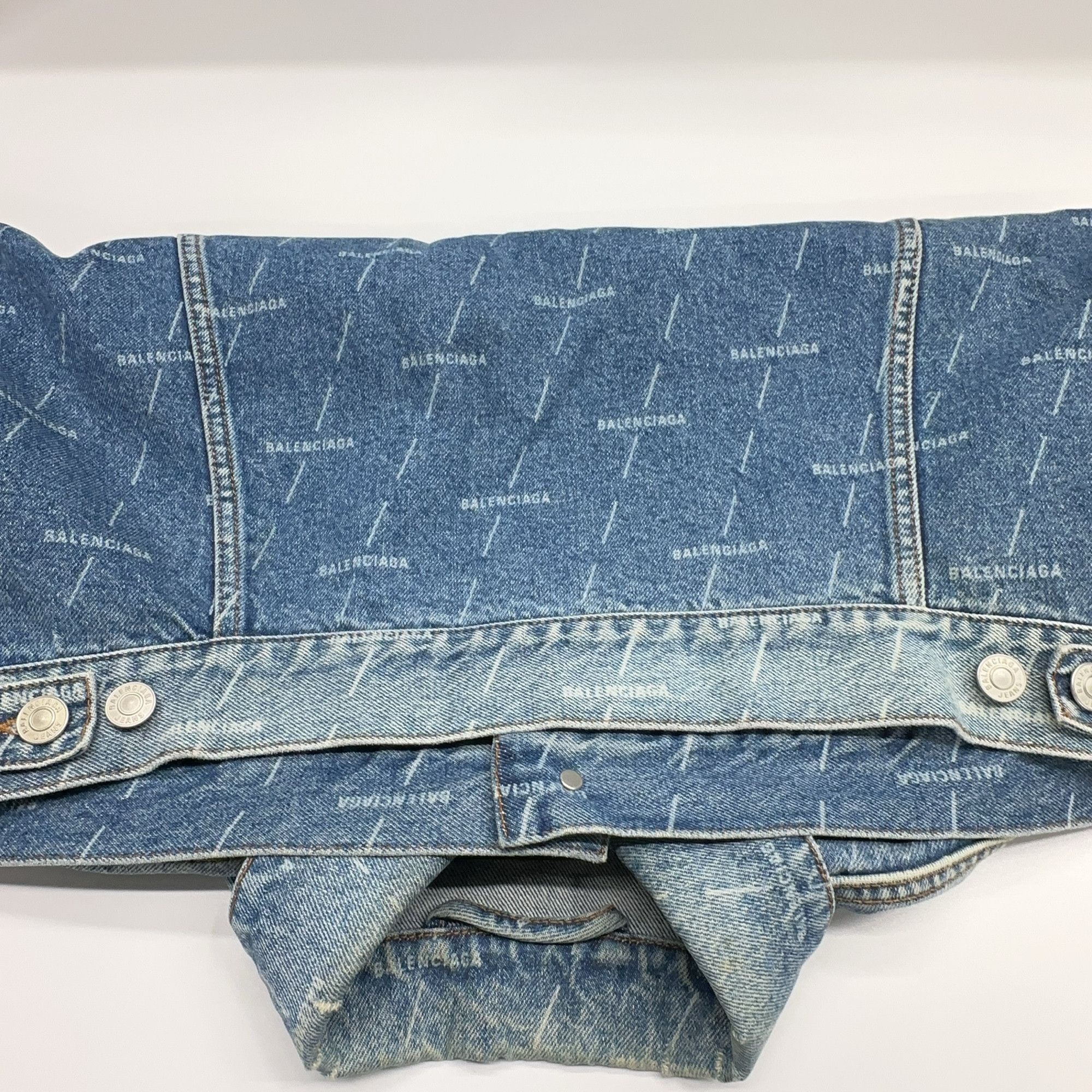 Balenciaga Balenciaga Logo Print Denim Jacket Size S Size US S / EU 44-46 / 1 - 13 Thumbnail