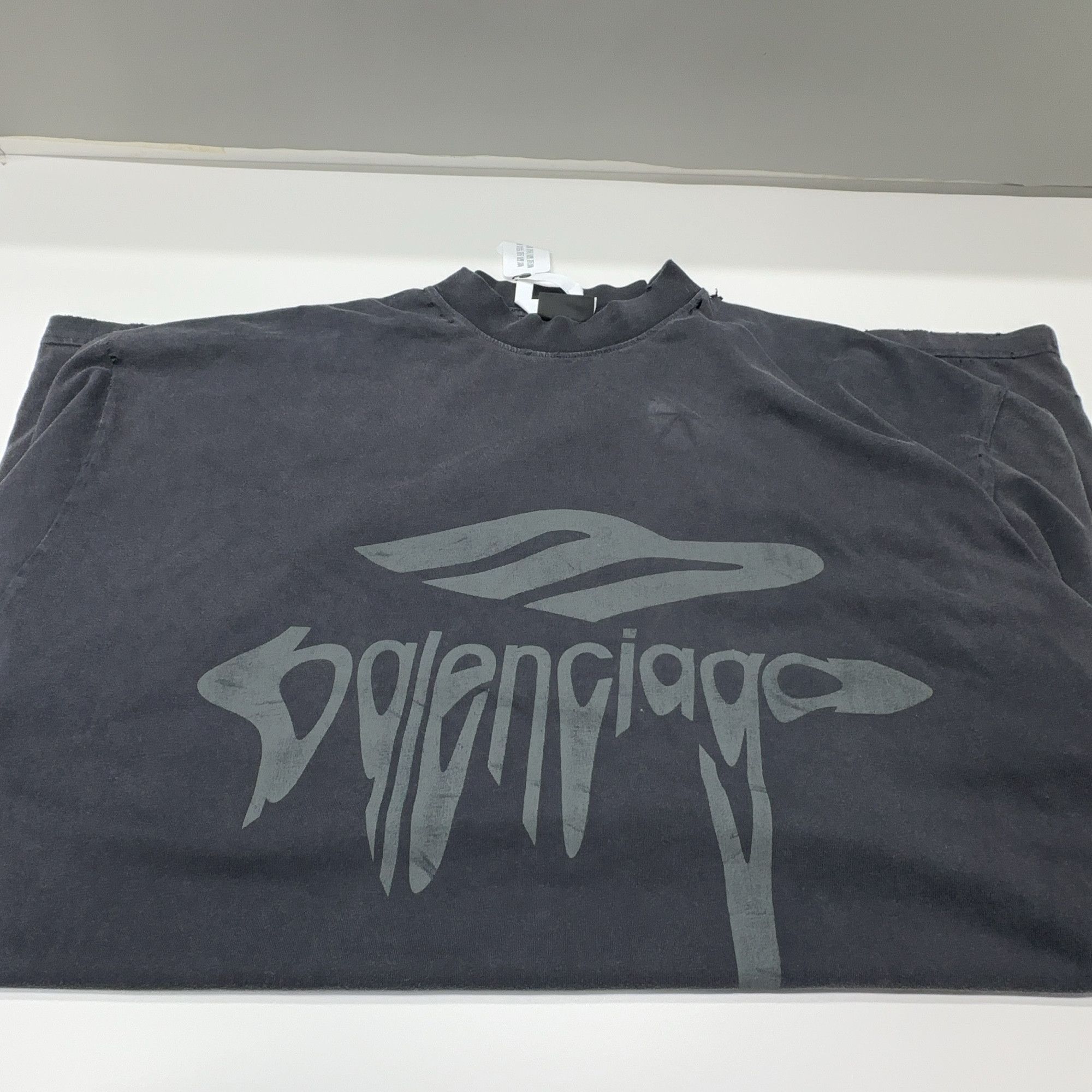 Balenciaga Balenciaga Distressed Logo T-Shirt Size L Size US L / EU 52-54 / 3 - 8 Thumbnail