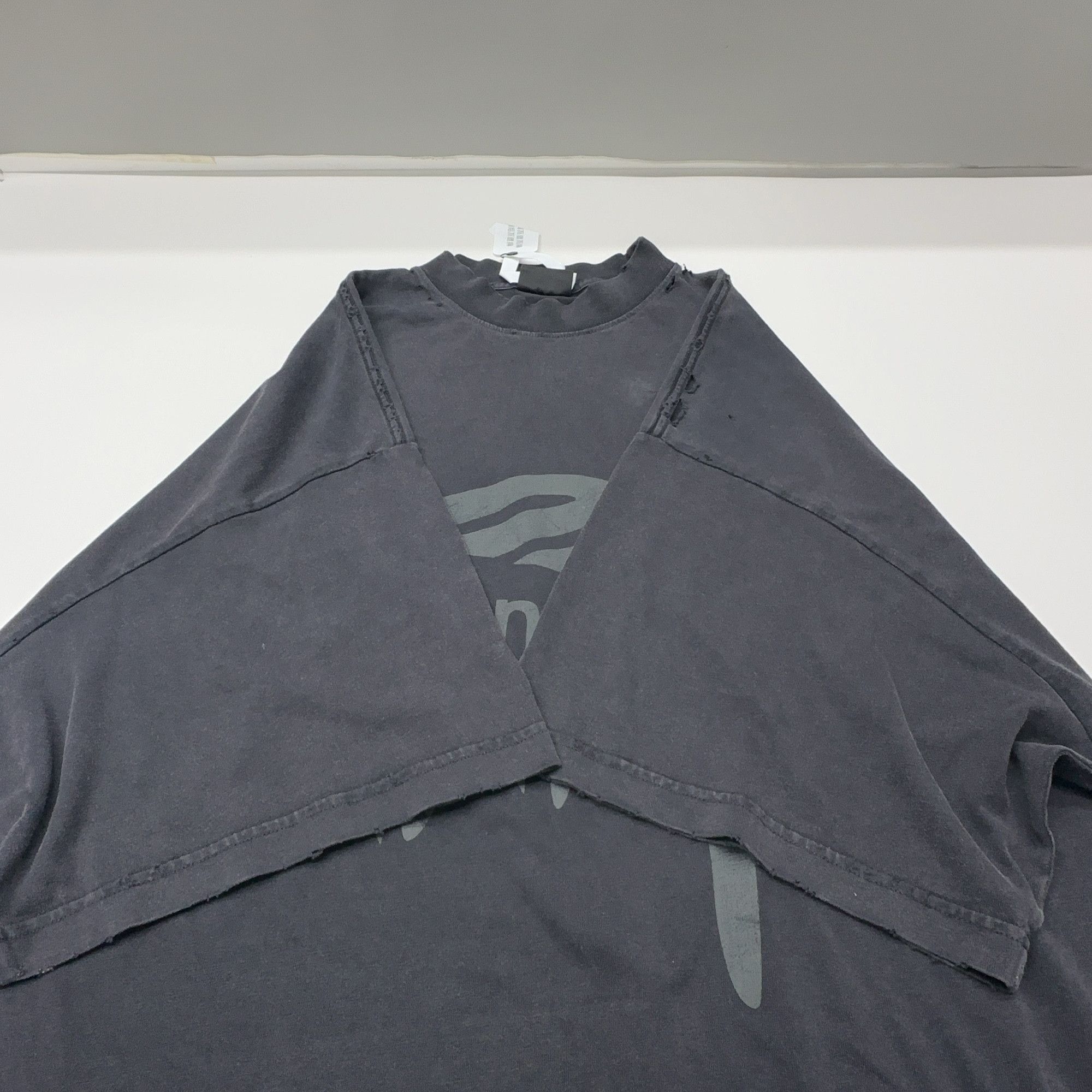 Balenciaga Balenciaga Distressed Logo T-Shirt Size L Size US L / EU 52-54 / 3 - 13 Thumbnail