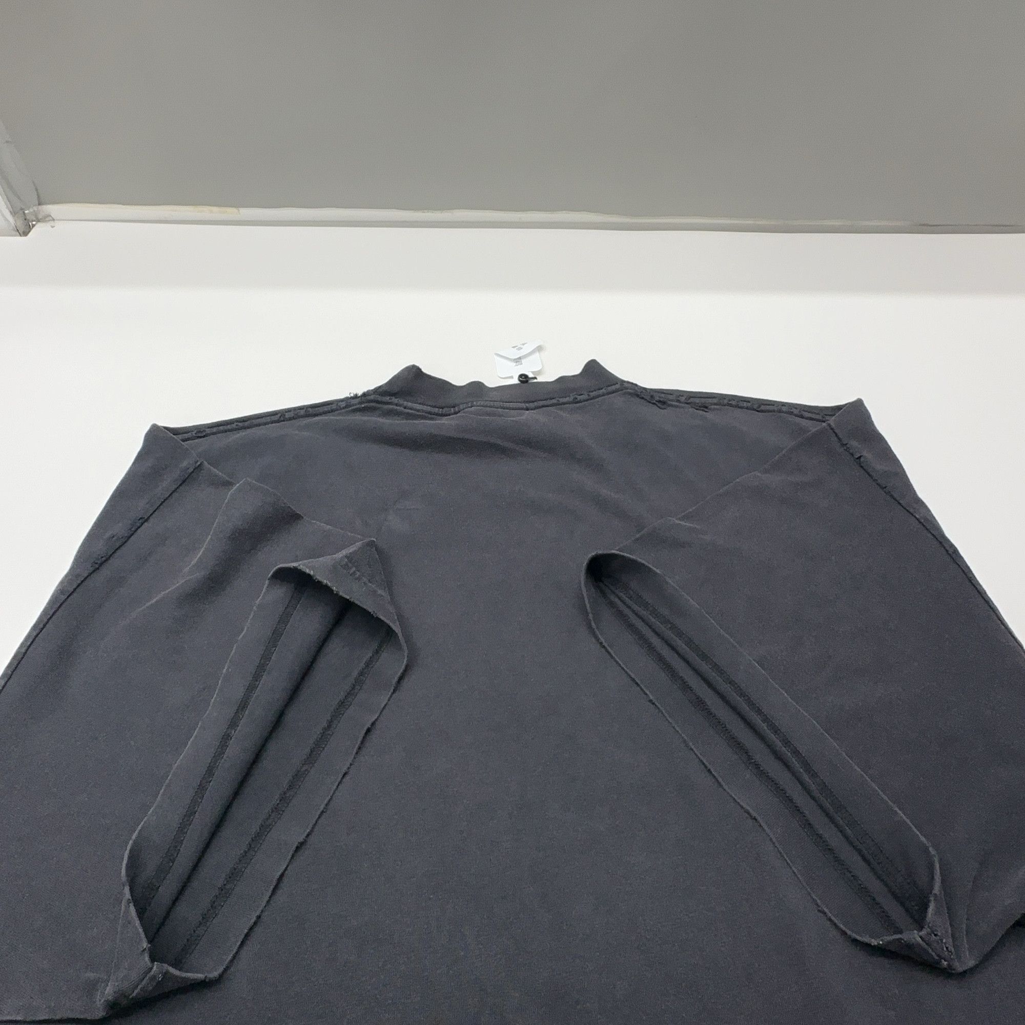 Balenciaga Balenciaga Distressed Logo T-Shirt Size L Size US L / EU 52-54 / 3 - 15 Thumbnail