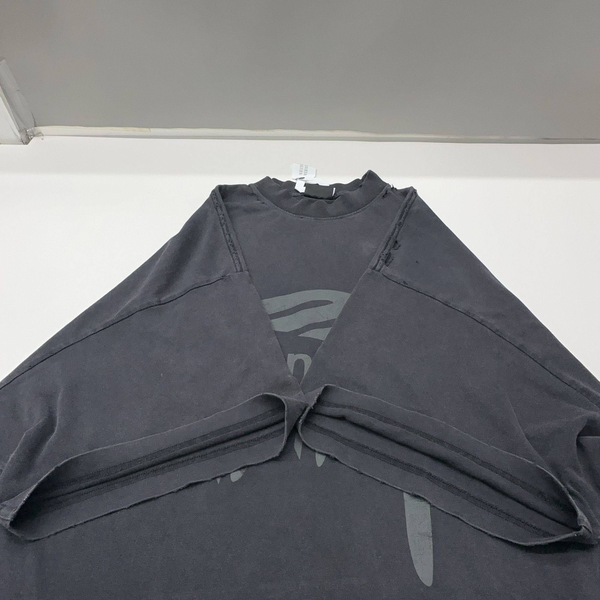 Balenciaga Balenciaga Distressed Logo T-Shirt Size L Size US L / EU 52-54 / 3 - 14 Thumbnail