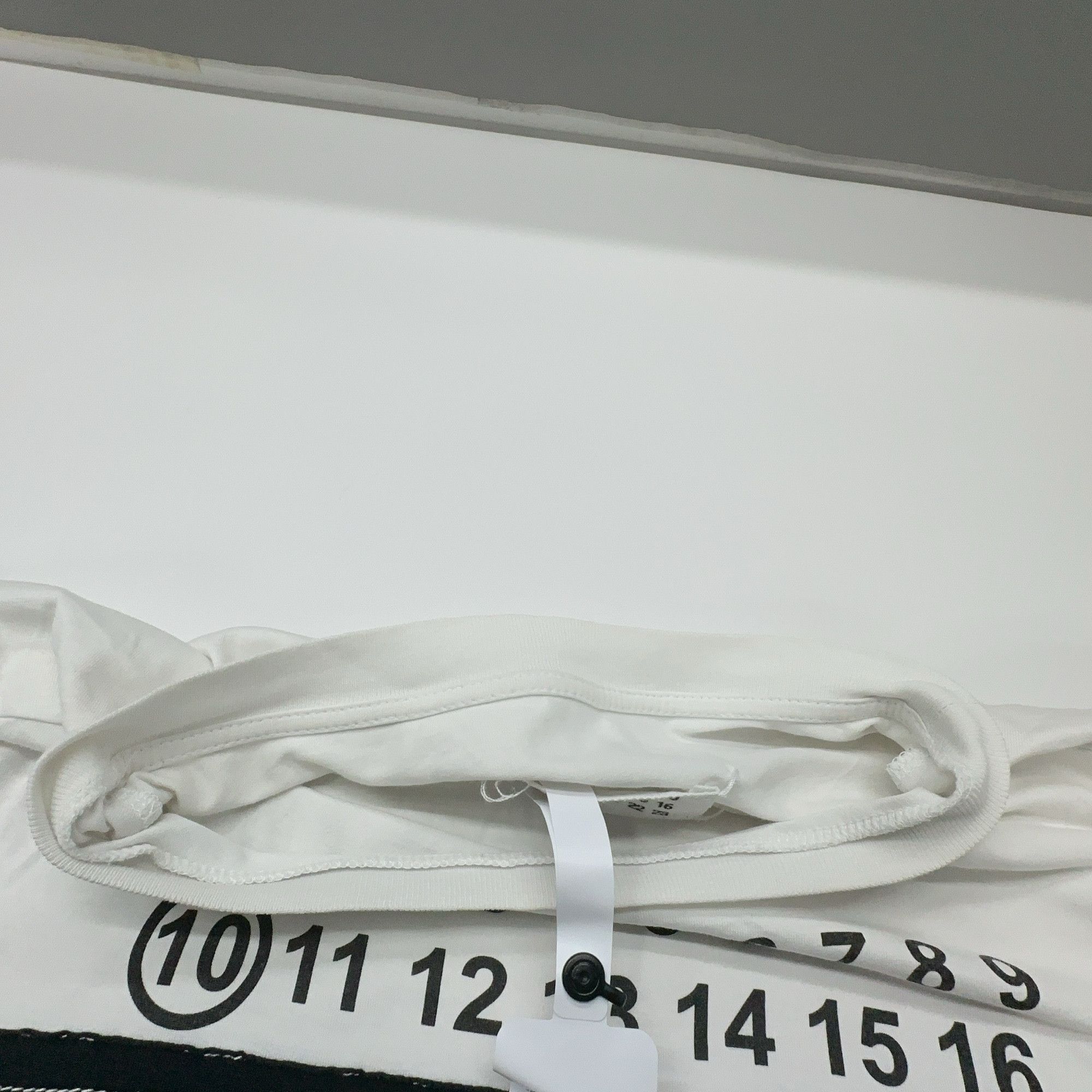 Maison Margiela Maison Margiela Numeric Logo Colorblock T-Shirt Size 44 Size US S / EU 44-46 / 1 - 7 Thumbnail