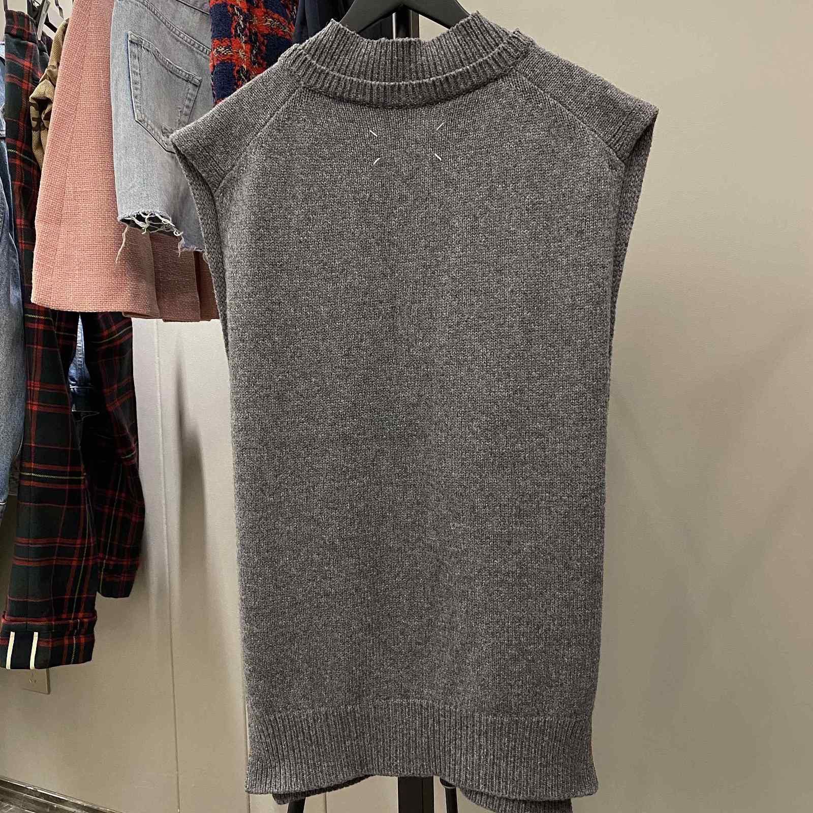 Maison Margiela Maison Margiela Gray V-Neck Knit Vest Size S Size US S / EU 44-46 / 1 - 2 Thumbnail