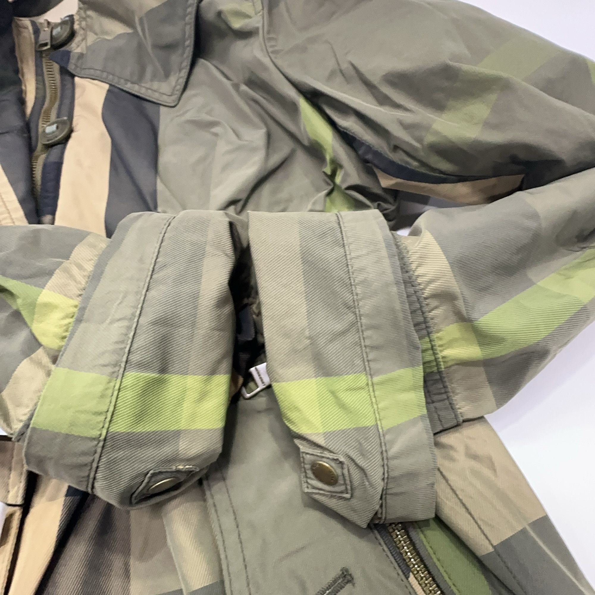 Burberry Burberry Check Hooded Light Jacket Size L Size US L / EU 52-54 / 3 - 5 Thumbnail