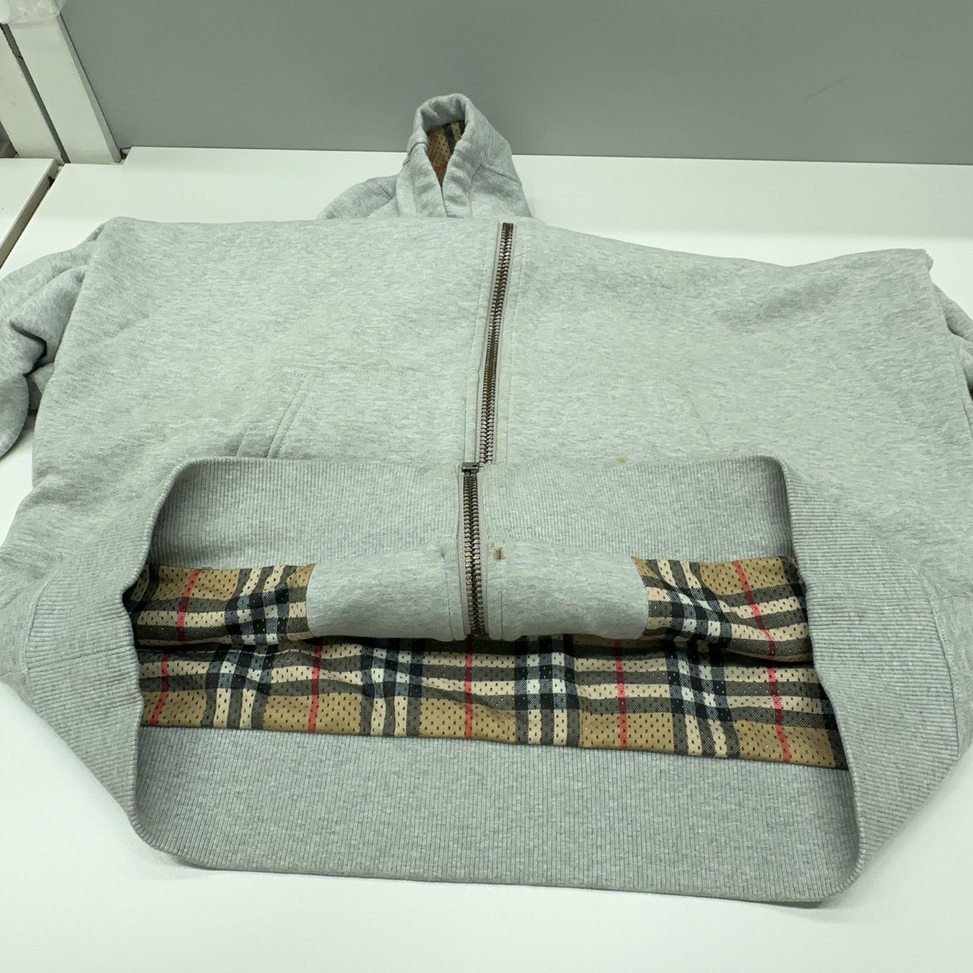 Burberry Burberry Check Lined Zip Hoodie Grey Size L Size US L / EU 52-54 / 3 - 11 Thumbnail