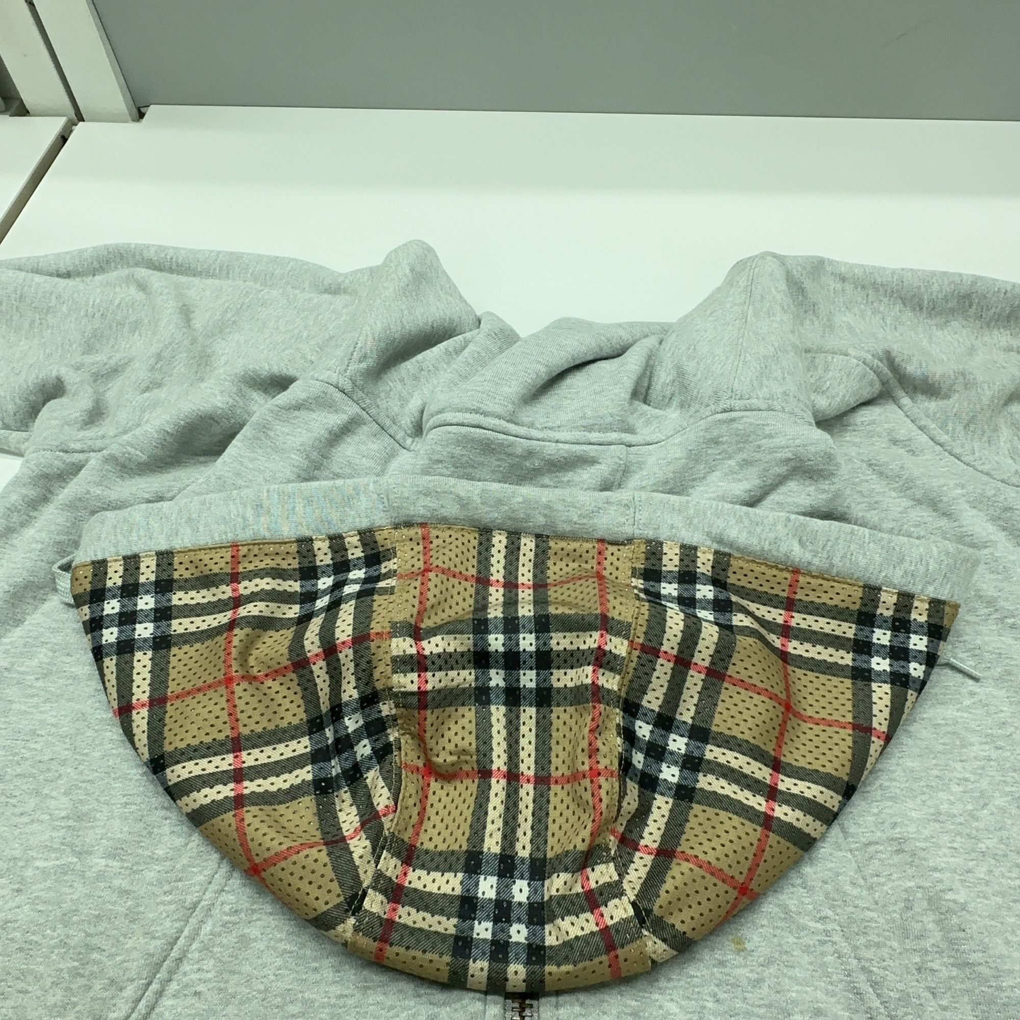 Burberry Burberry Check Lined Zip Hoodie Grey Size L Size US L / EU 52-54 / 3 - 7 Thumbnail