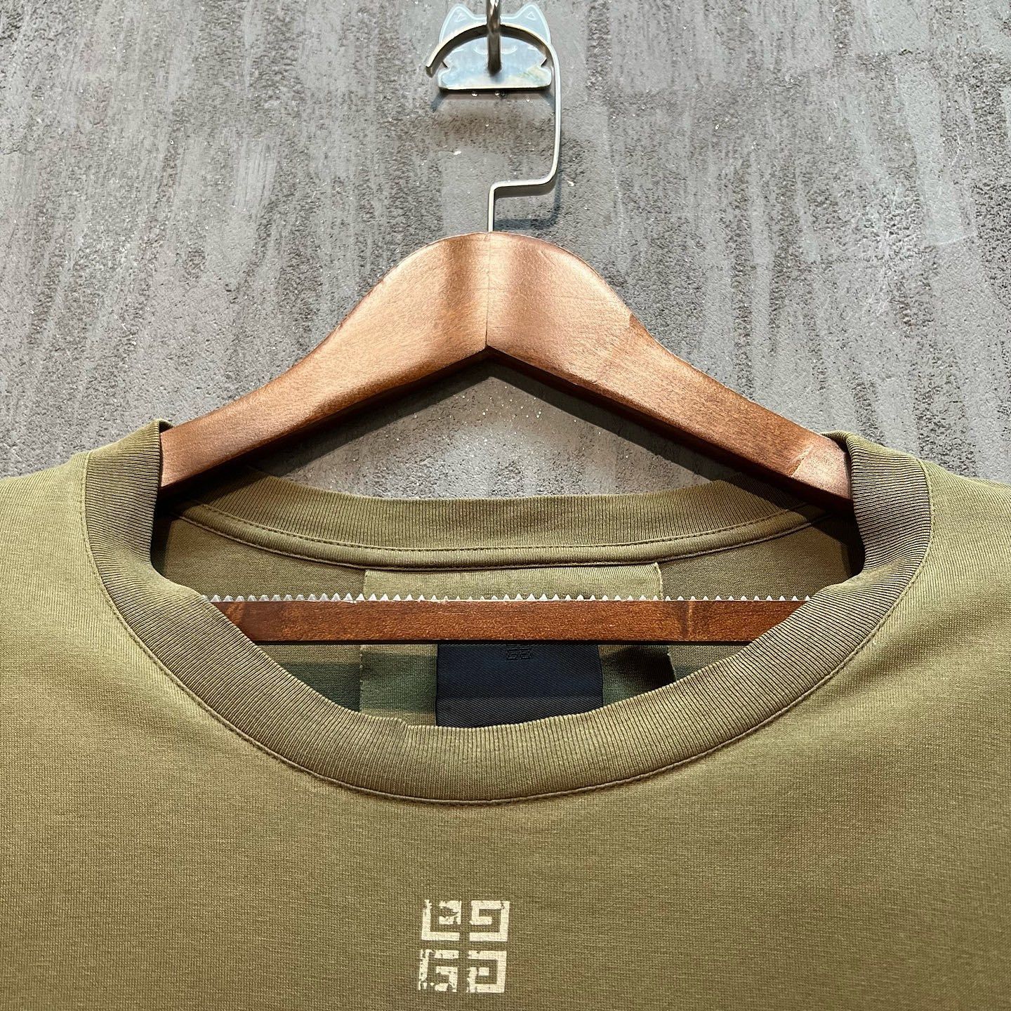 Givenchy Givenchy Logo Graphic T-Shirt Olive Size XL Size US XL / EU 56 / 4 - 8 Thumbnail