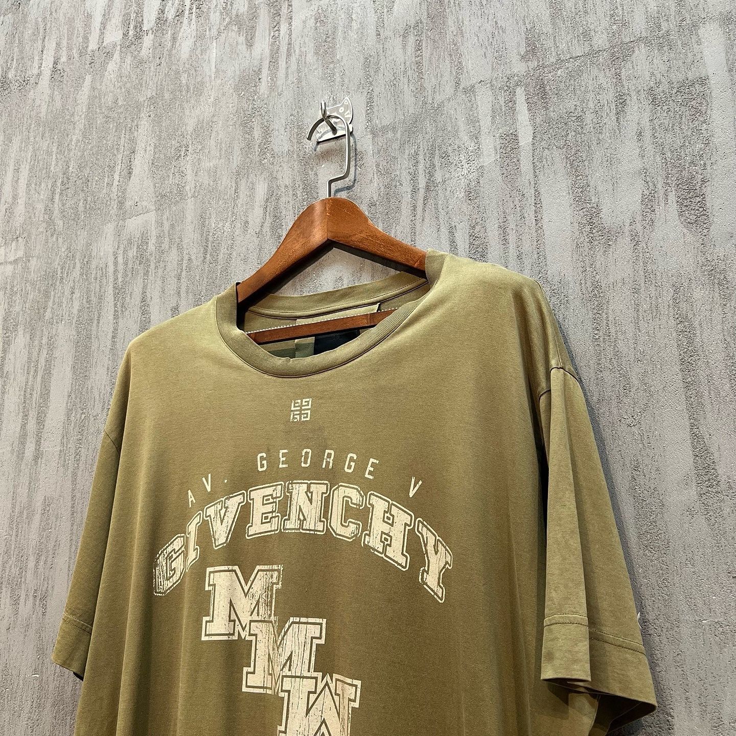 Givenchy Givenchy Logo Graphic T-Shirt Olive Size XL Size US XL / EU 56 / 4 - 9 Thumbnail