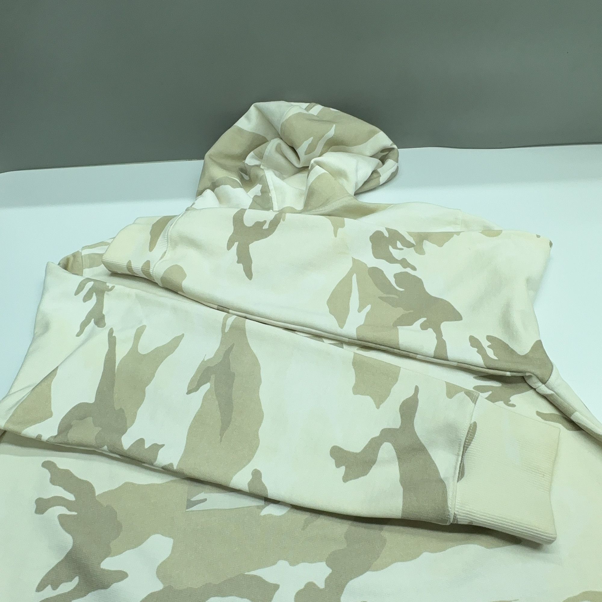Givenchy Givenchy Camo Logo Hoodie Size XL Size US XL / EU 56 / 4 - 17 Thumbnail