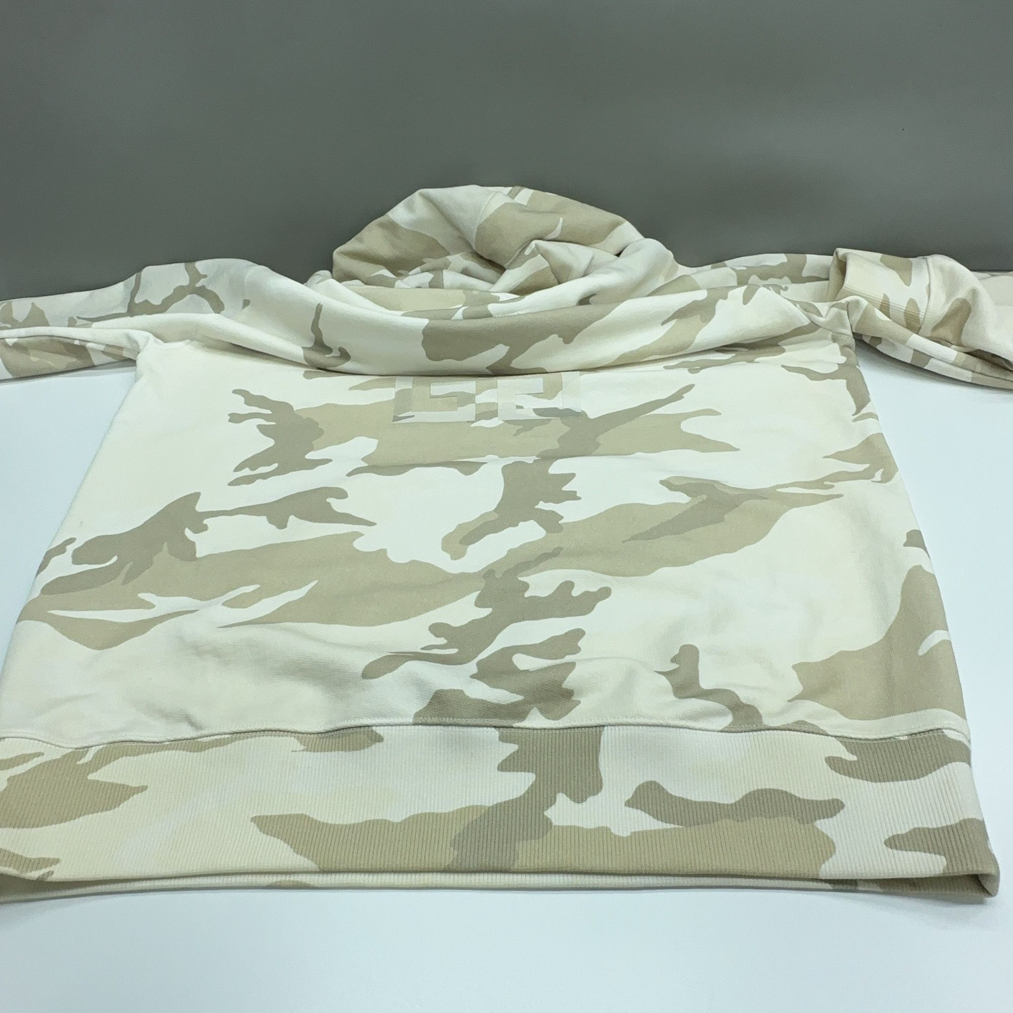 Givenchy Givenchy Camo Logo Hoodie Size XL Size US XL / EU 56 / 4 - 18 Thumbnail
