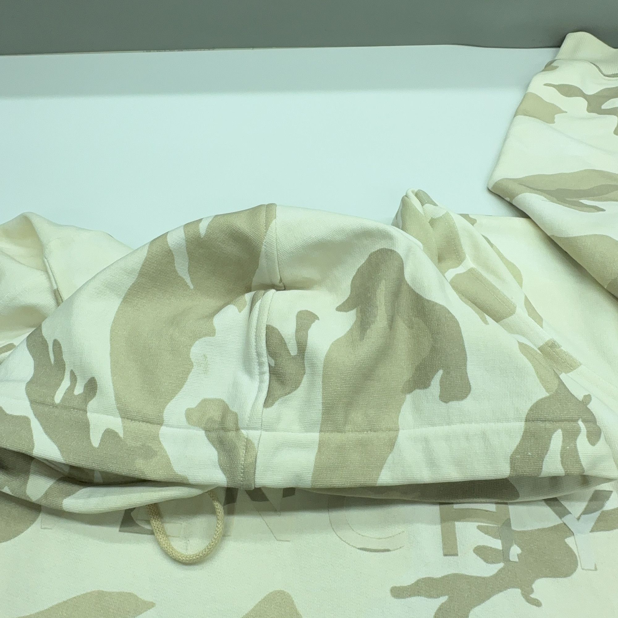 Givenchy Givenchy Camo Logo Hoodie Size XL Size US XL / EU 56 / 4 - 8 Thumbnail