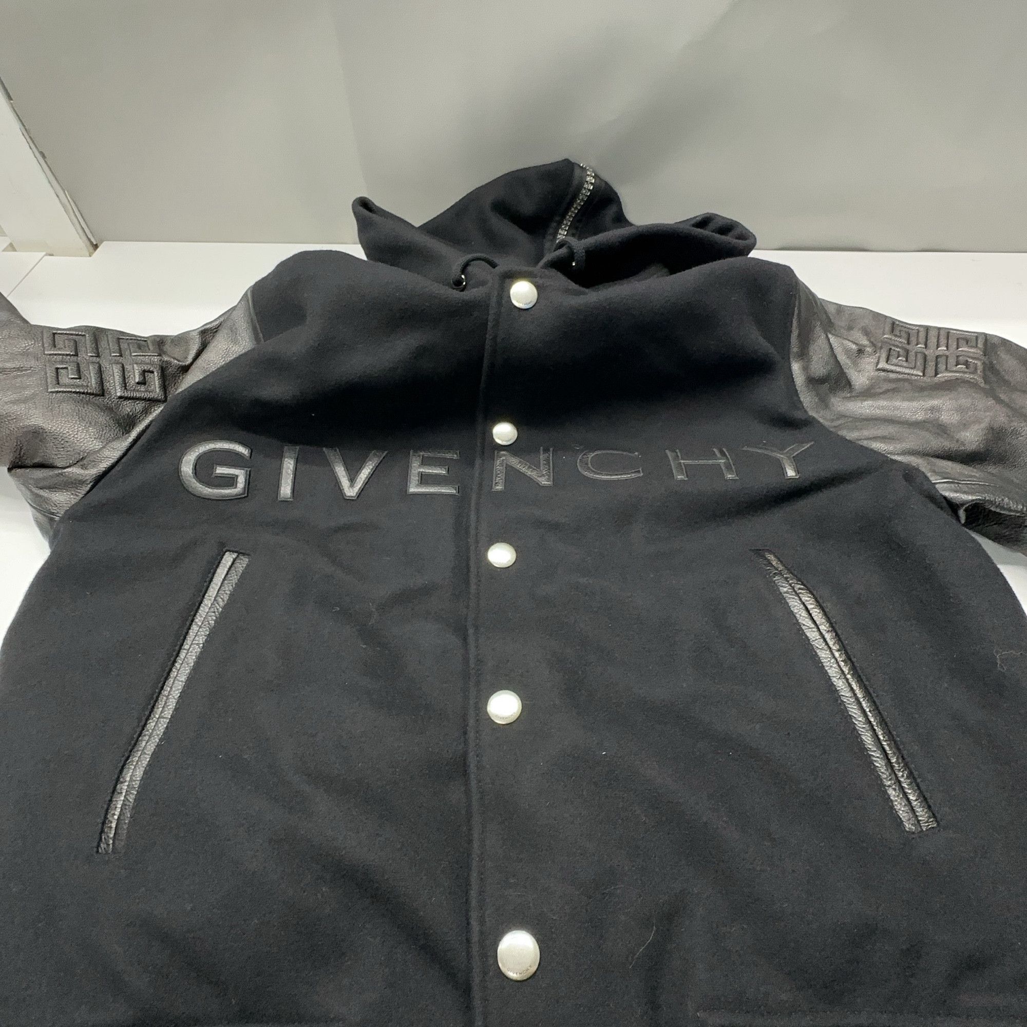 Givenchy Givenchy Logo Embossed Varsity Jacket Size 48 Size US M / EU 48-50 / 2 - 8 Thumbnail