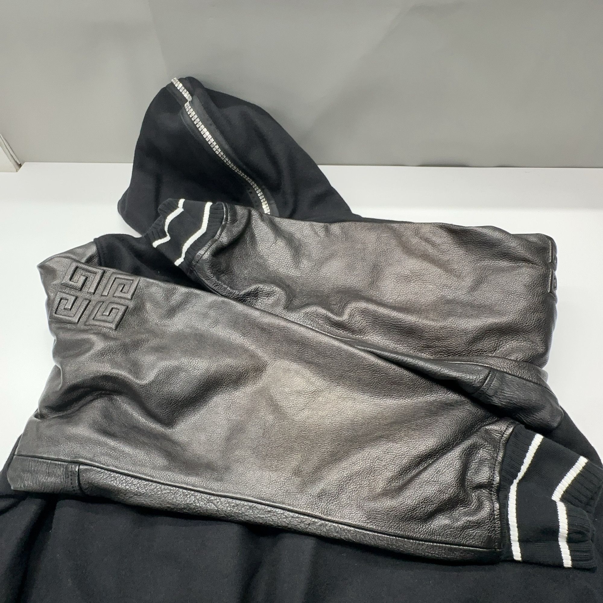 Givenchy Givenchy Logo Embossed Varsity Jacket Size 48 Size US M / EU 48-50 / 2 - 7 Thumbnail