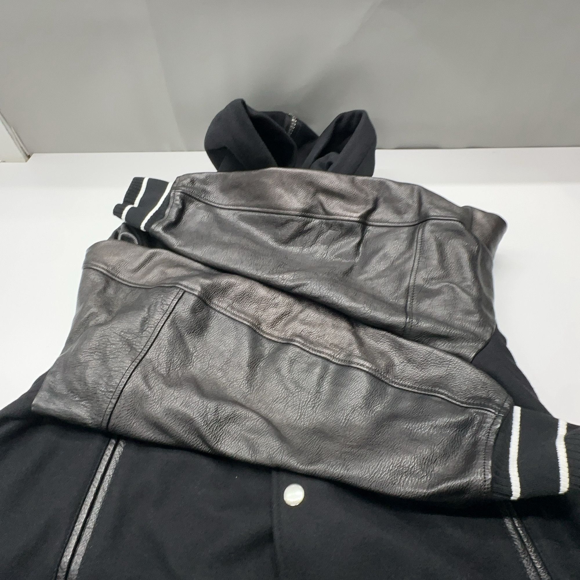 Givenchy Givenchy Logo Embossed Varsity Jacket Size 48 Size US M / EU 48-50 / 2 - 6 Thumbnail