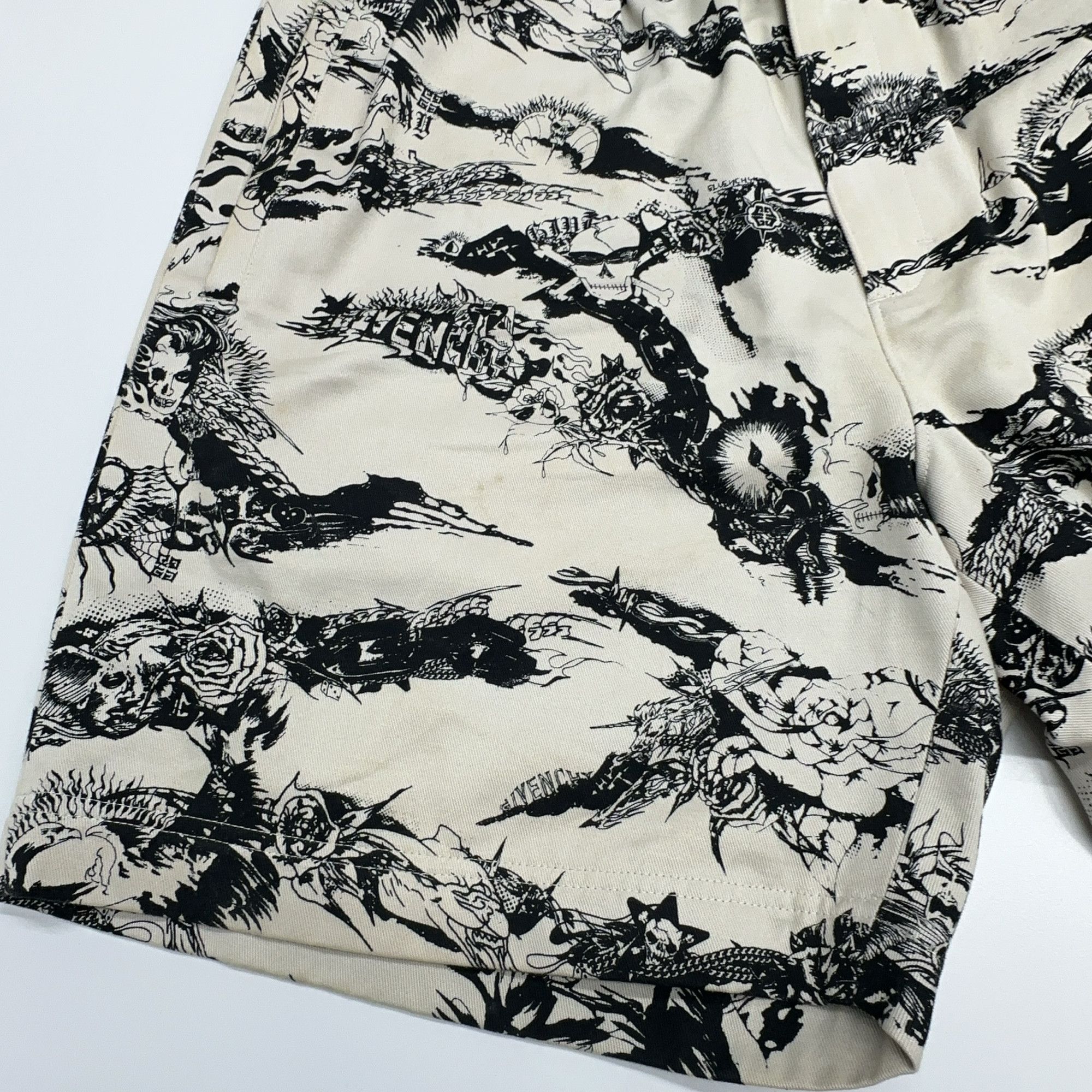 Givenchy Givenchy Gothic Print Shorts Size 32 Size US 32 / EU 48 - 12 Thumbnail