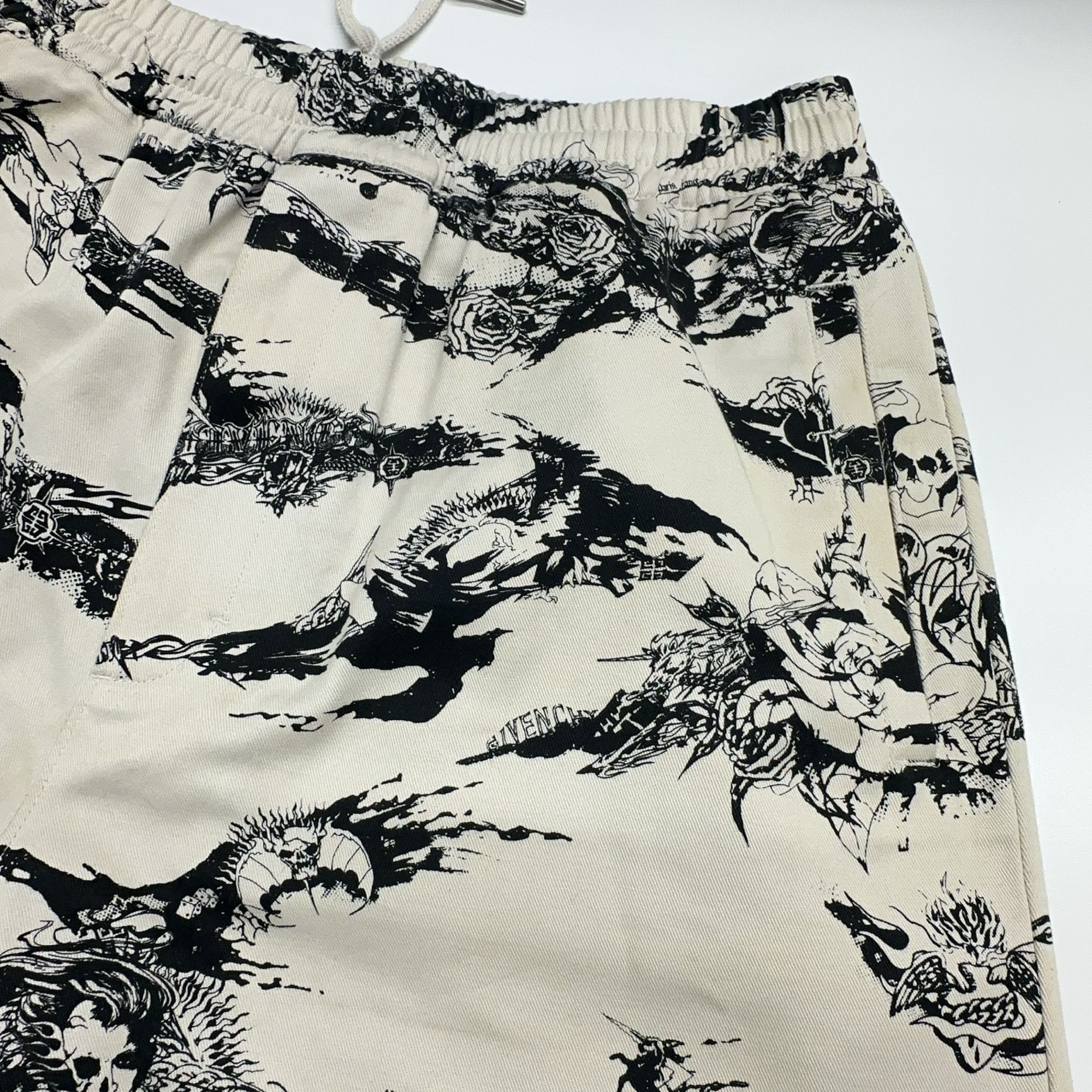 Givenchy Givenchy Gothic Print Shorts Size 32 Size US 32 / EU 48 - 10 Thumbnail