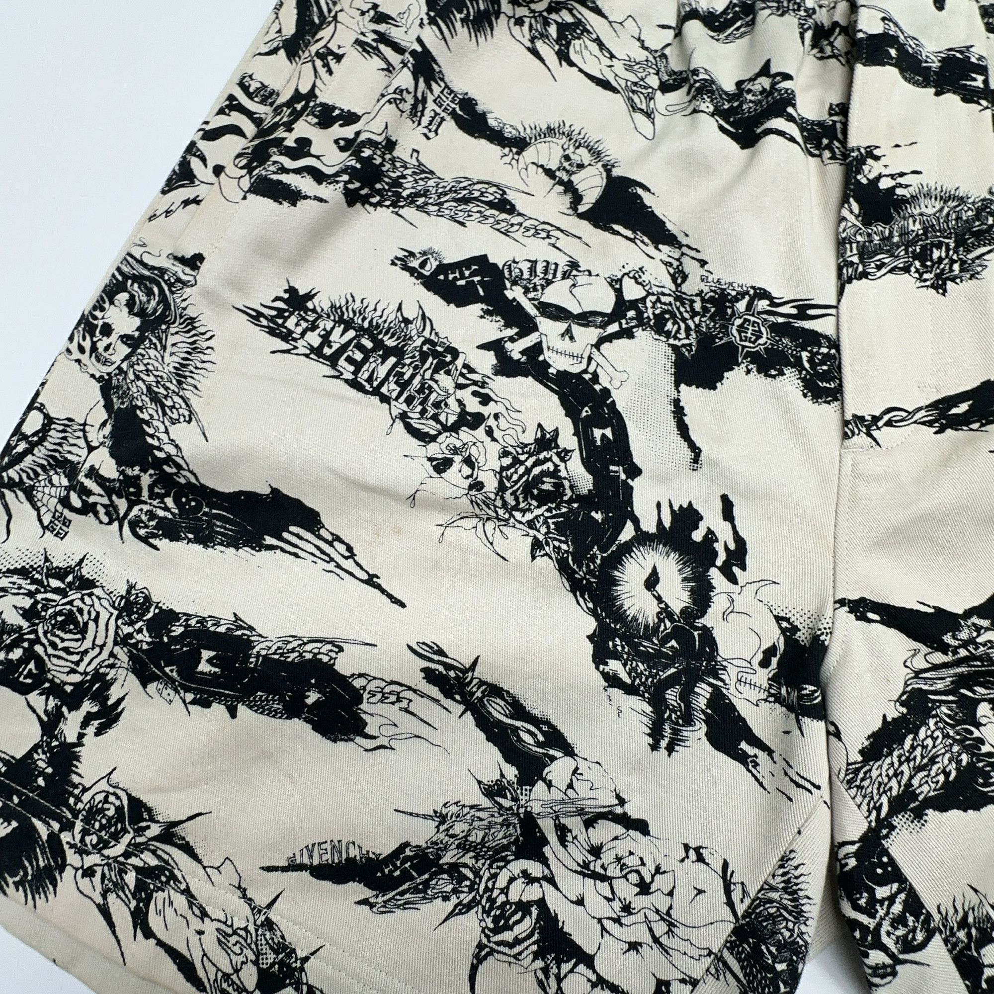 Givenchy Givenchy Gothic Print Shorts Size 32 Size US 32 / EU 48 - 7 Thumbnail
