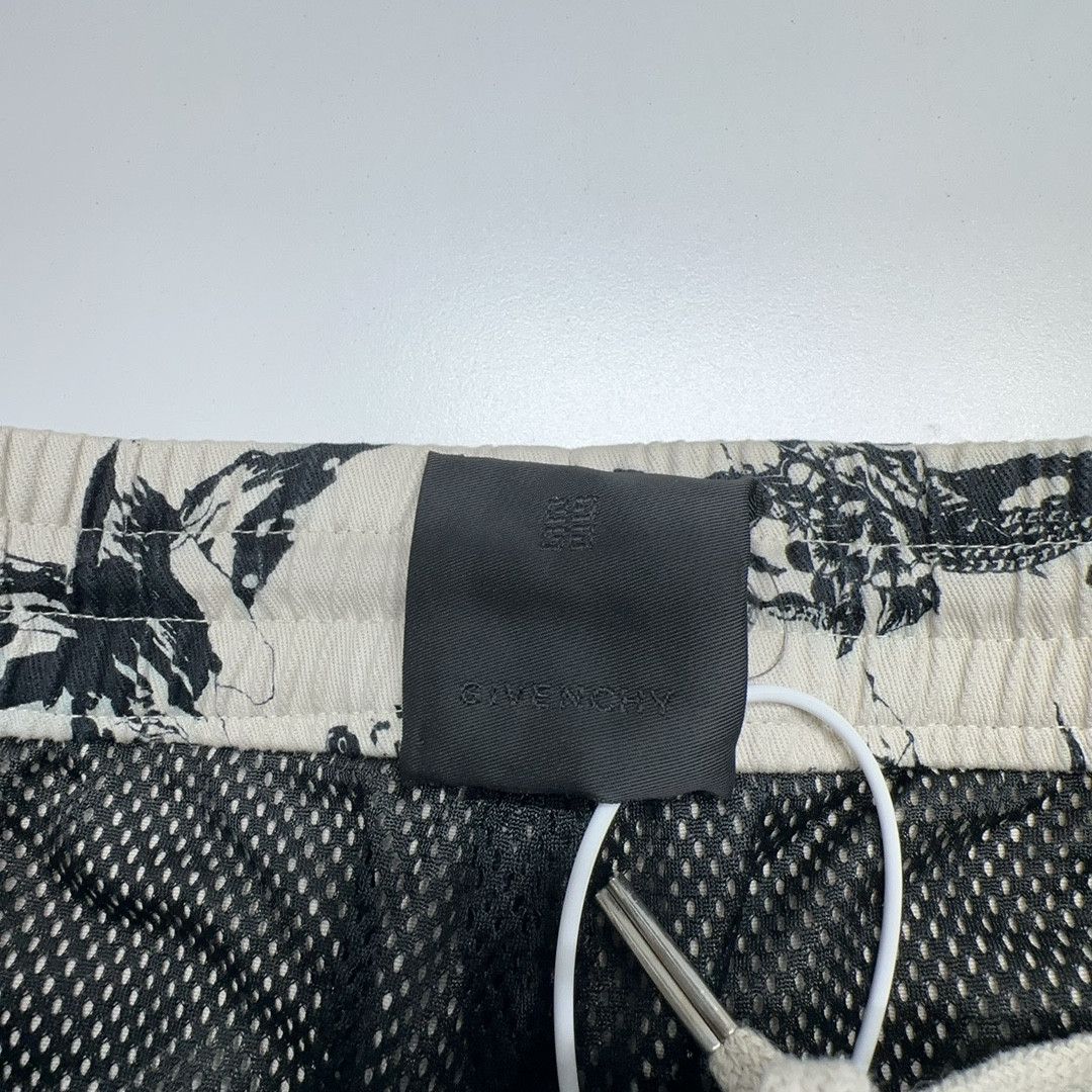 Givenchy Givenchy Gothic Print Shorts Size 32 Size US 32 / EU 48 - 3 Thumbnail