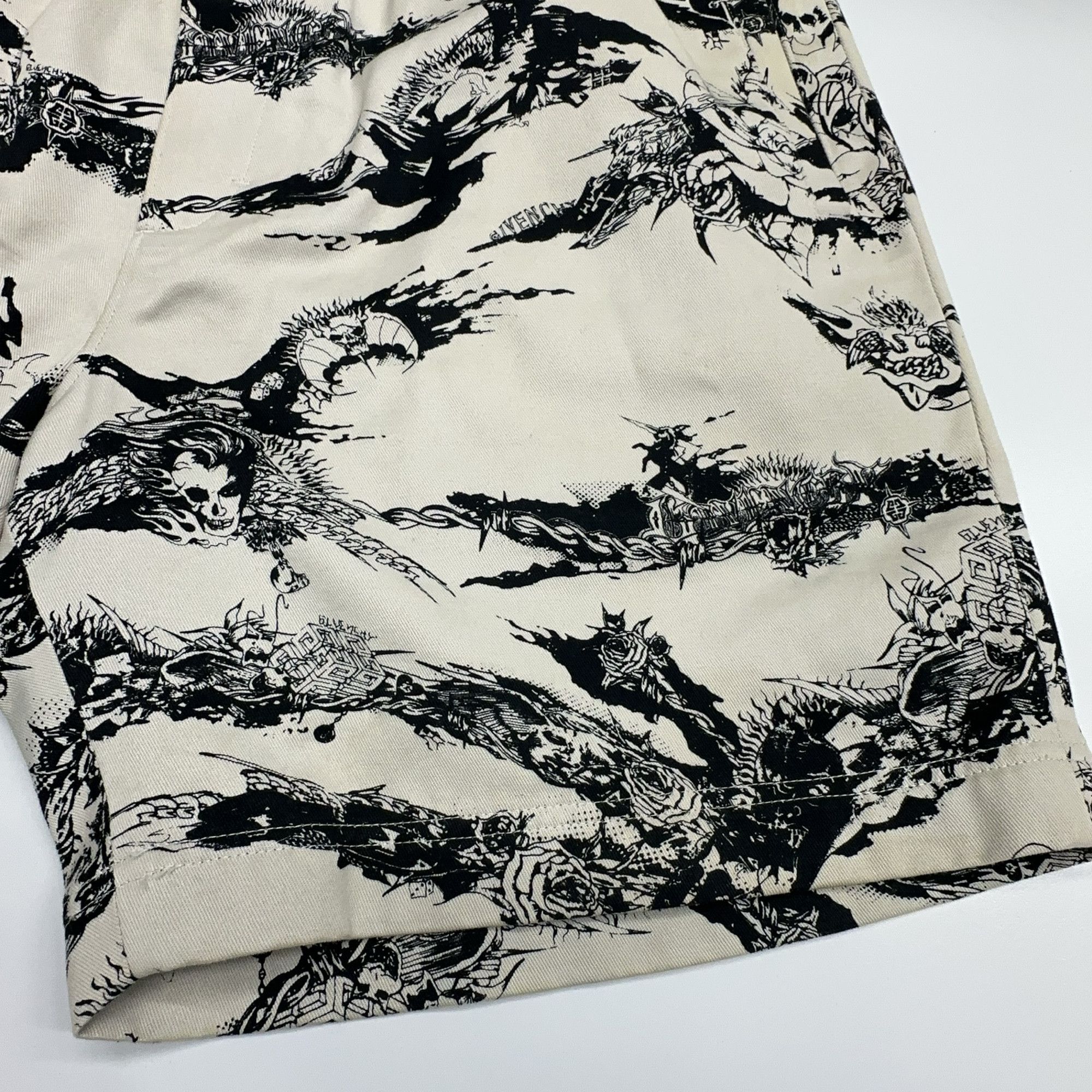 Givenchy Givenchy Gothic Print Shorts Size 32 Size US 32 / EU 48 - 11 Thumbnail