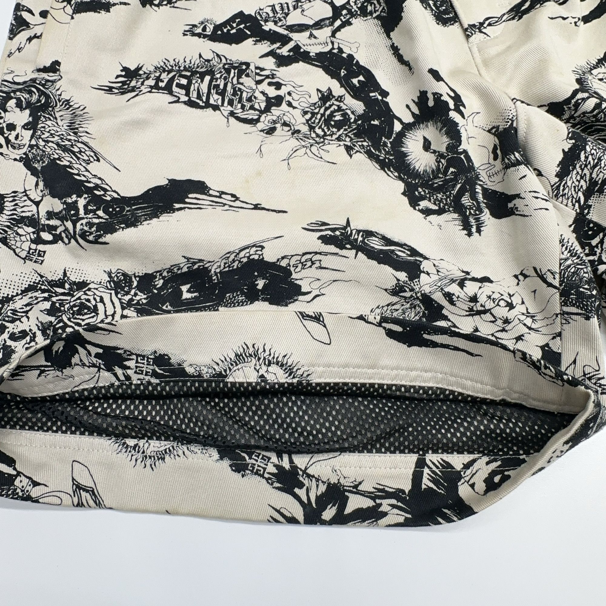 Givenchy Givenchy Gothic Print Shorts Size 32 Size US 32 / EU 48 - 13 Thumbnail