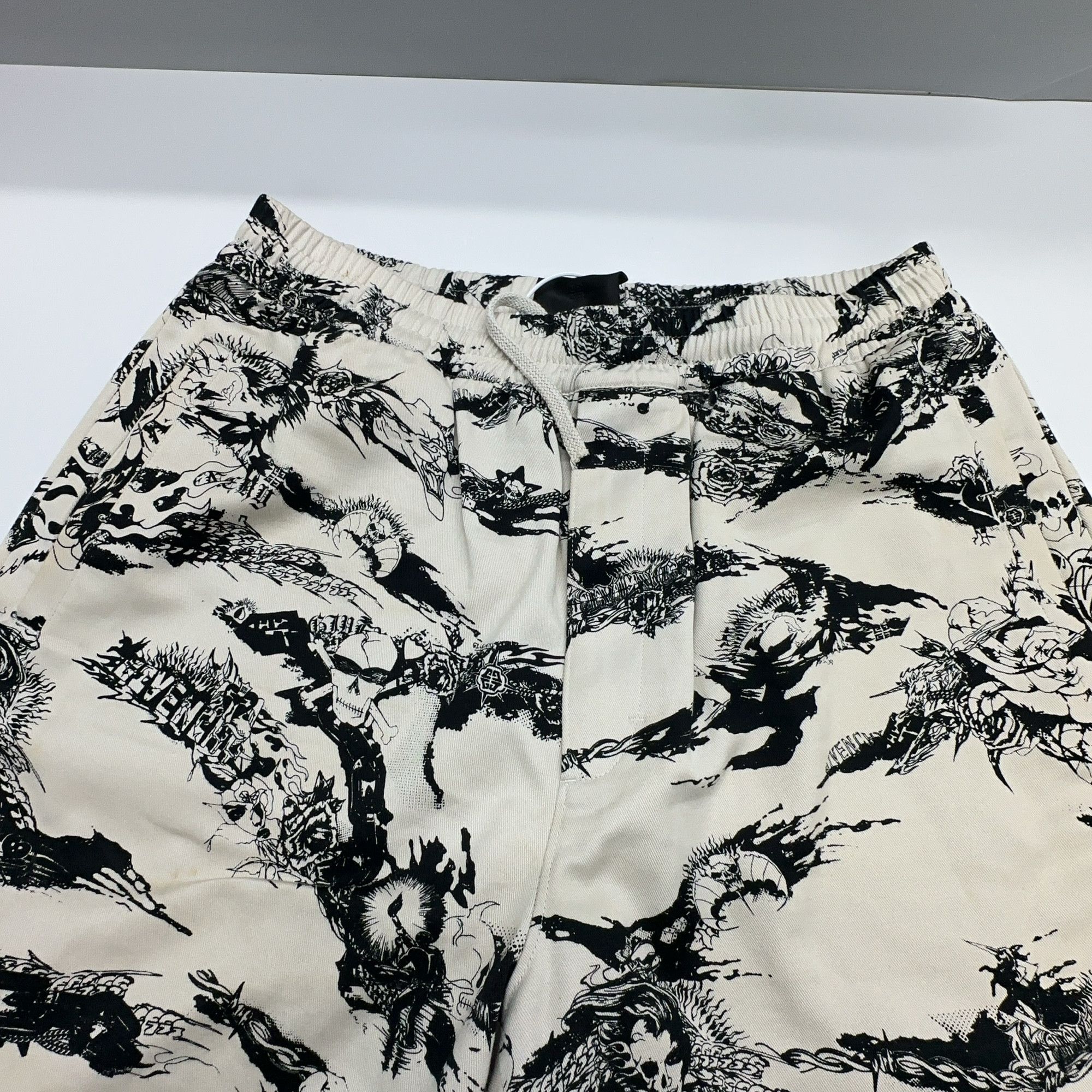 Givenchy Givenchy Gothic Print Shorts Size 32 Size US 32 / EU 48 - 16 Thumbnail