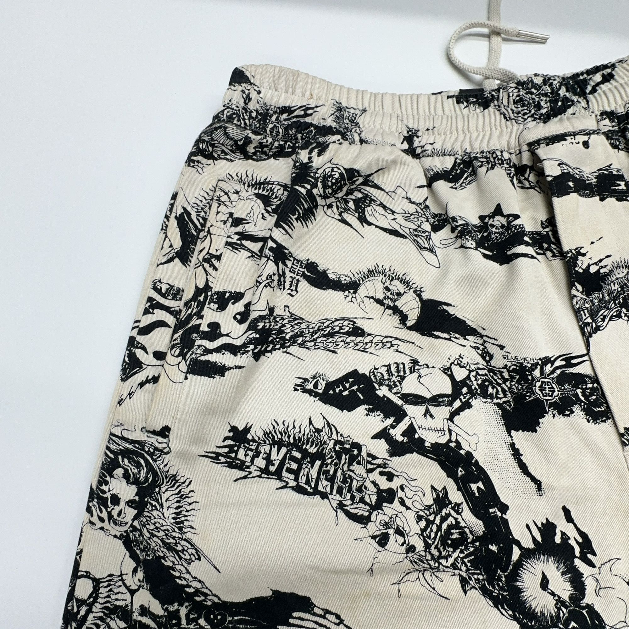 Givenchy Givenchy Gothic Print Shorts Size 32 Size US 32 / EU 48 - 9 Thumbnail