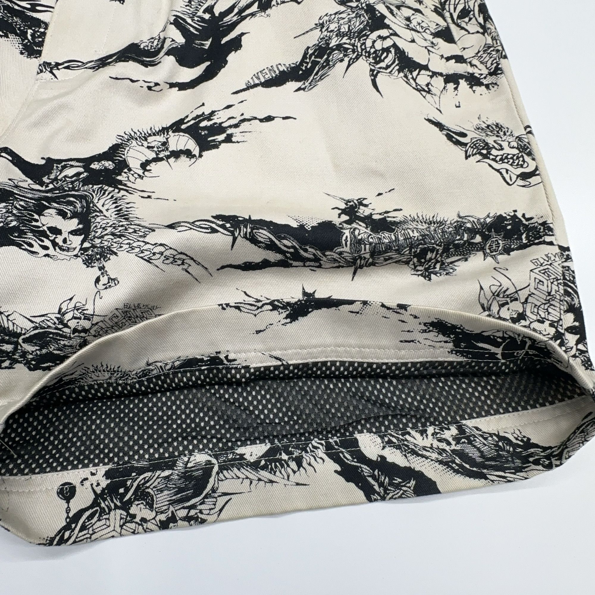 Givenchy Givenchy Gothic Print Shorts Size 32 Size US 32 / EU 48 - 14 Thumbnail