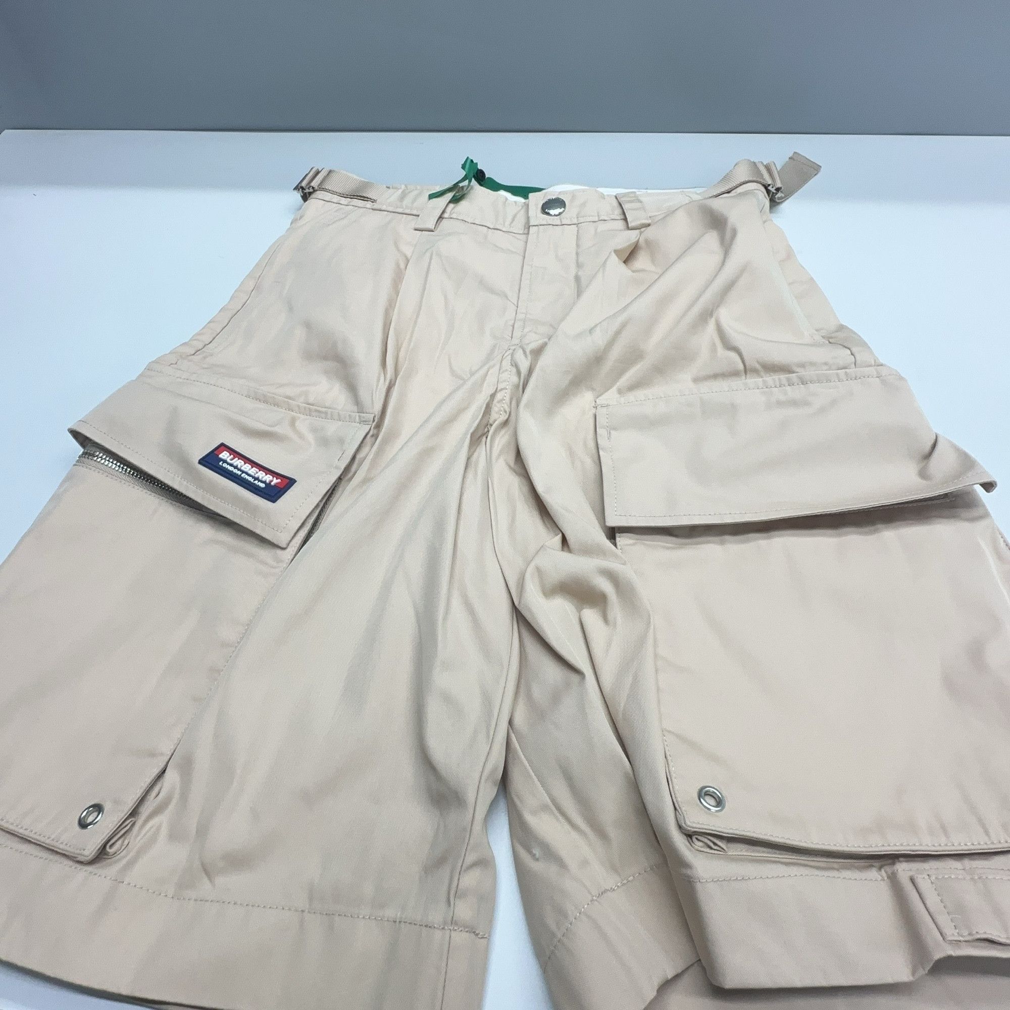 Burberry Burberry Logo Patch Cargo Shorts Size 34 Size US 28 / EU 44 - 8 Thumbnail