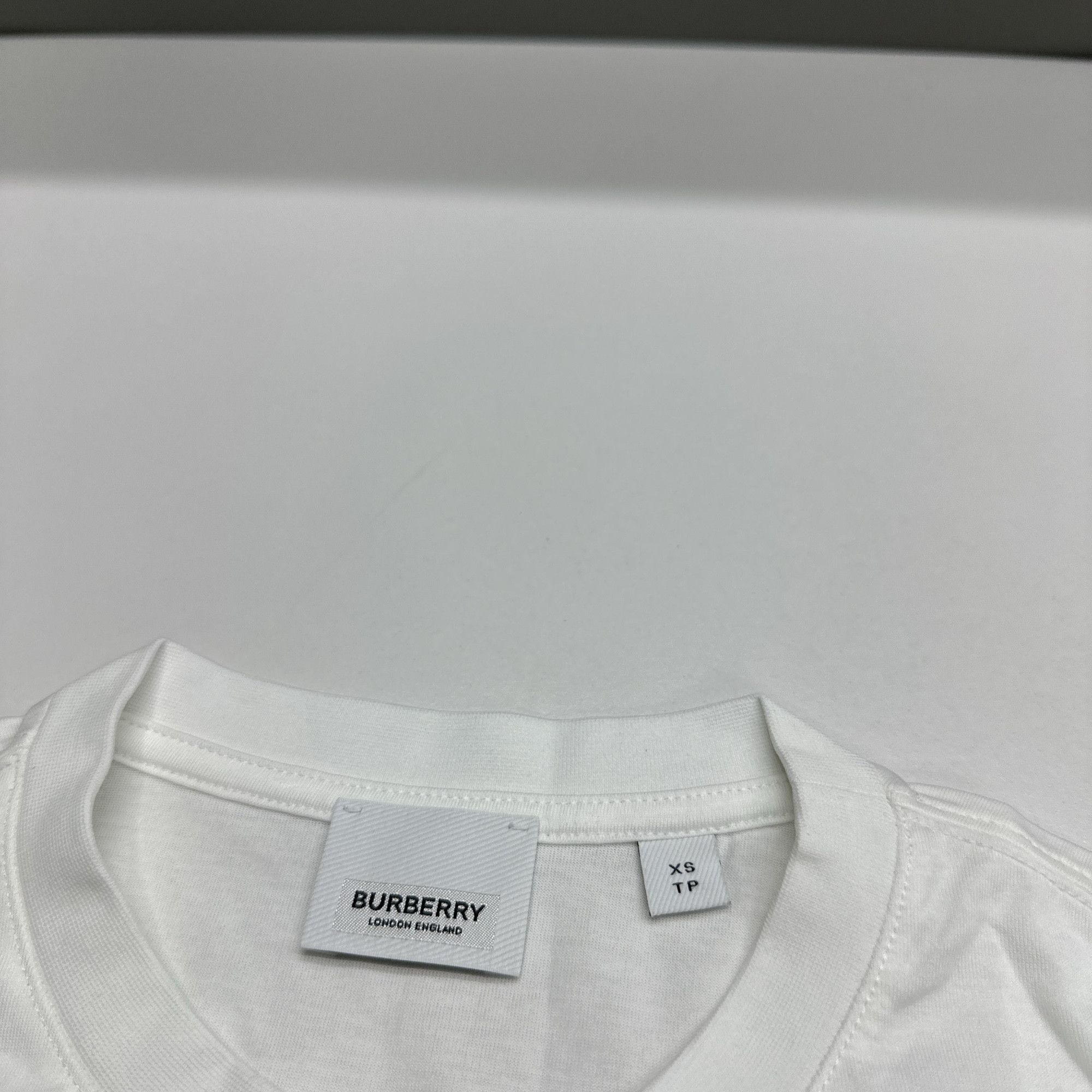 Burberry Burberry Check Pocket T-Shirt Size XS Size XS / US 0-2 / IT 36-38 - 3 Thumbnail
