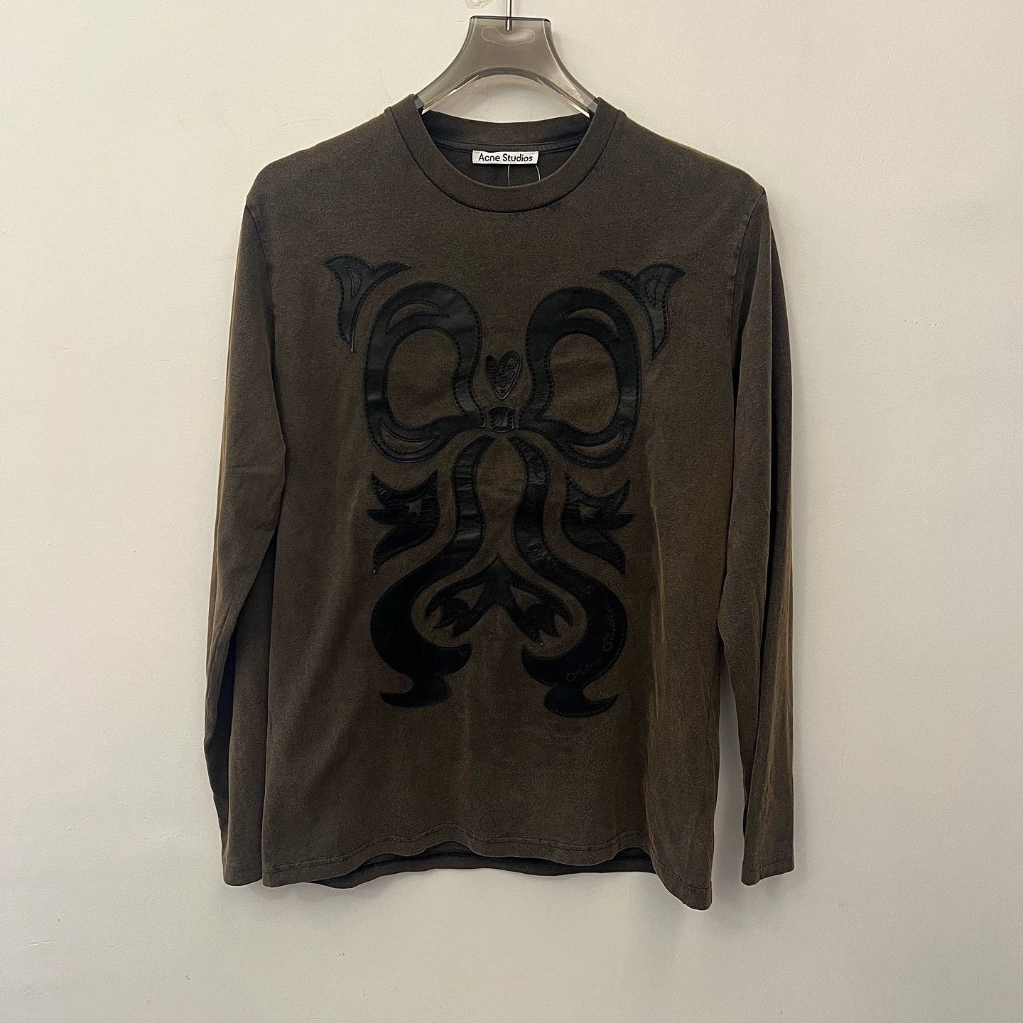 Acne Studios Acne Studios Graphic Leather Patch Long Sleeve Tee US XXS Size US XXS / EU 40 - 6 Thumbnail