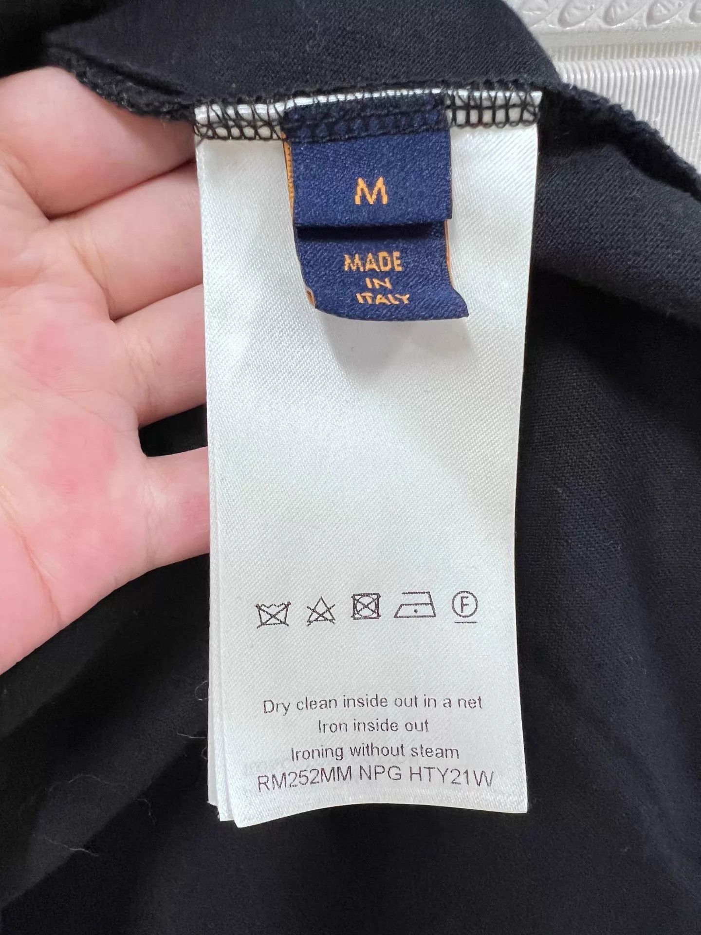 Louis Vuitton Black Raffia Logo T-Shirt in Size M Size US M / EU 48-50 / 2 - 6 Thumbnail