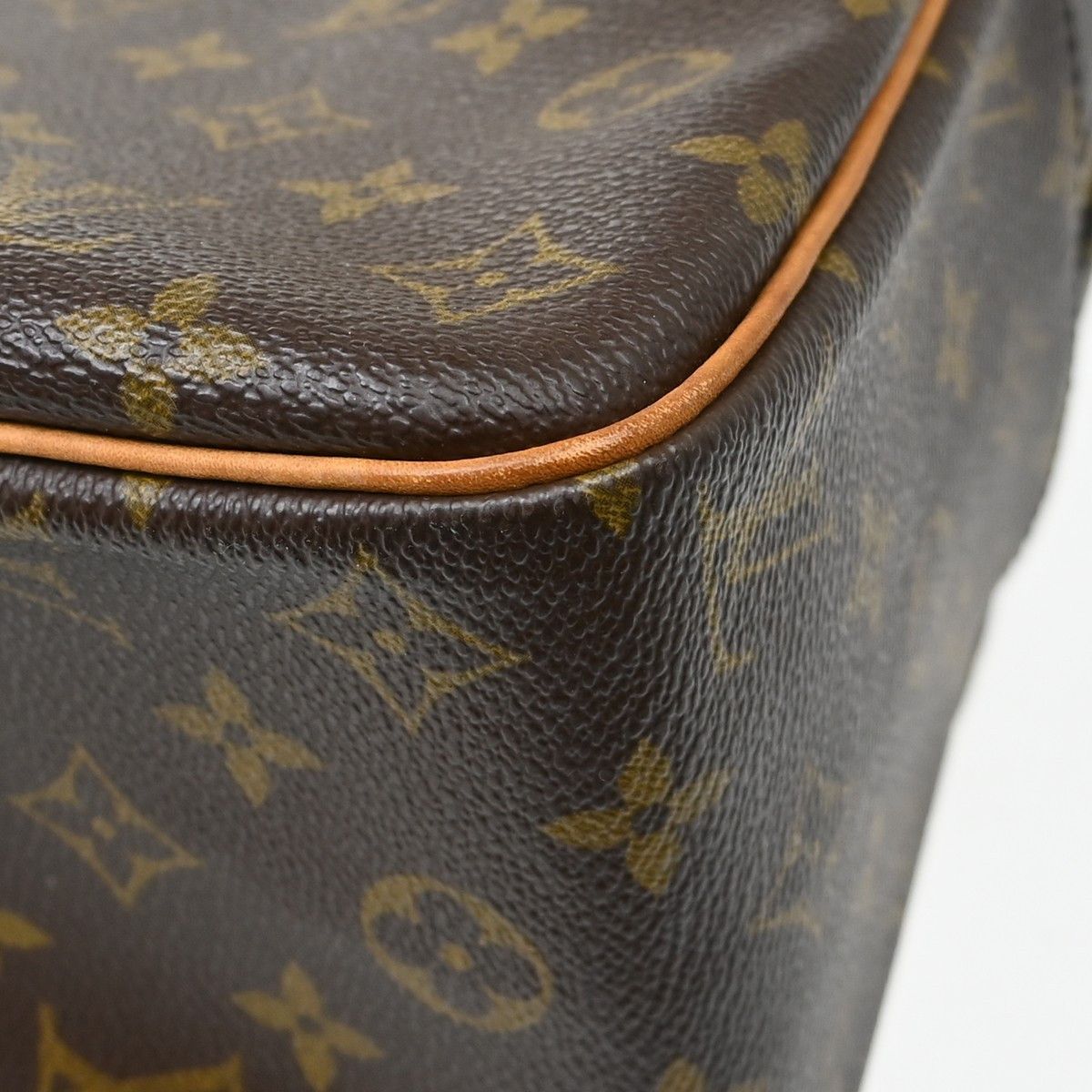 Louis Vuitton Louis Vuitton Cite Handbag Monogram Canvas Size ONE SIZE - 7 Thumbnail
