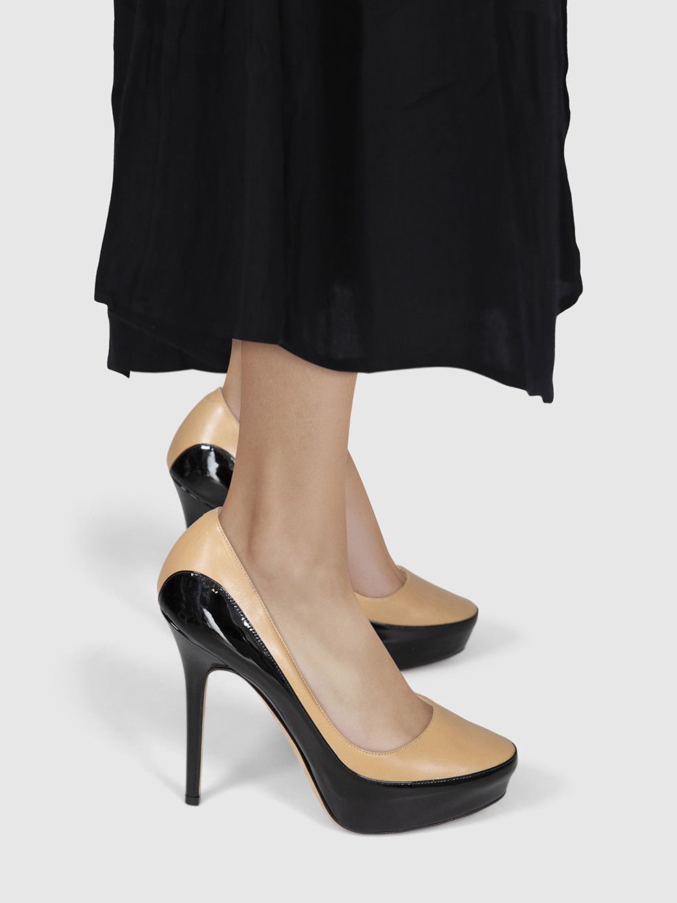 Jimmy Choo Beige & Black Leather Pumps Size US 8 / IT 38 - 2 Thumbnail