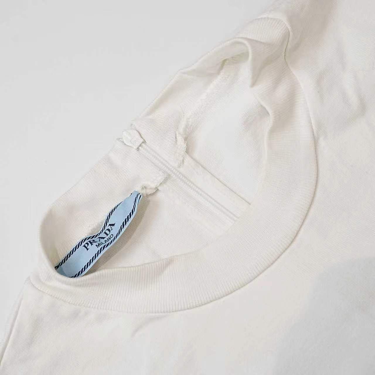 Prada Logo Pocket T-Shirt in White Size US S / EU 44-46 / 1 - 3 Thumbnail